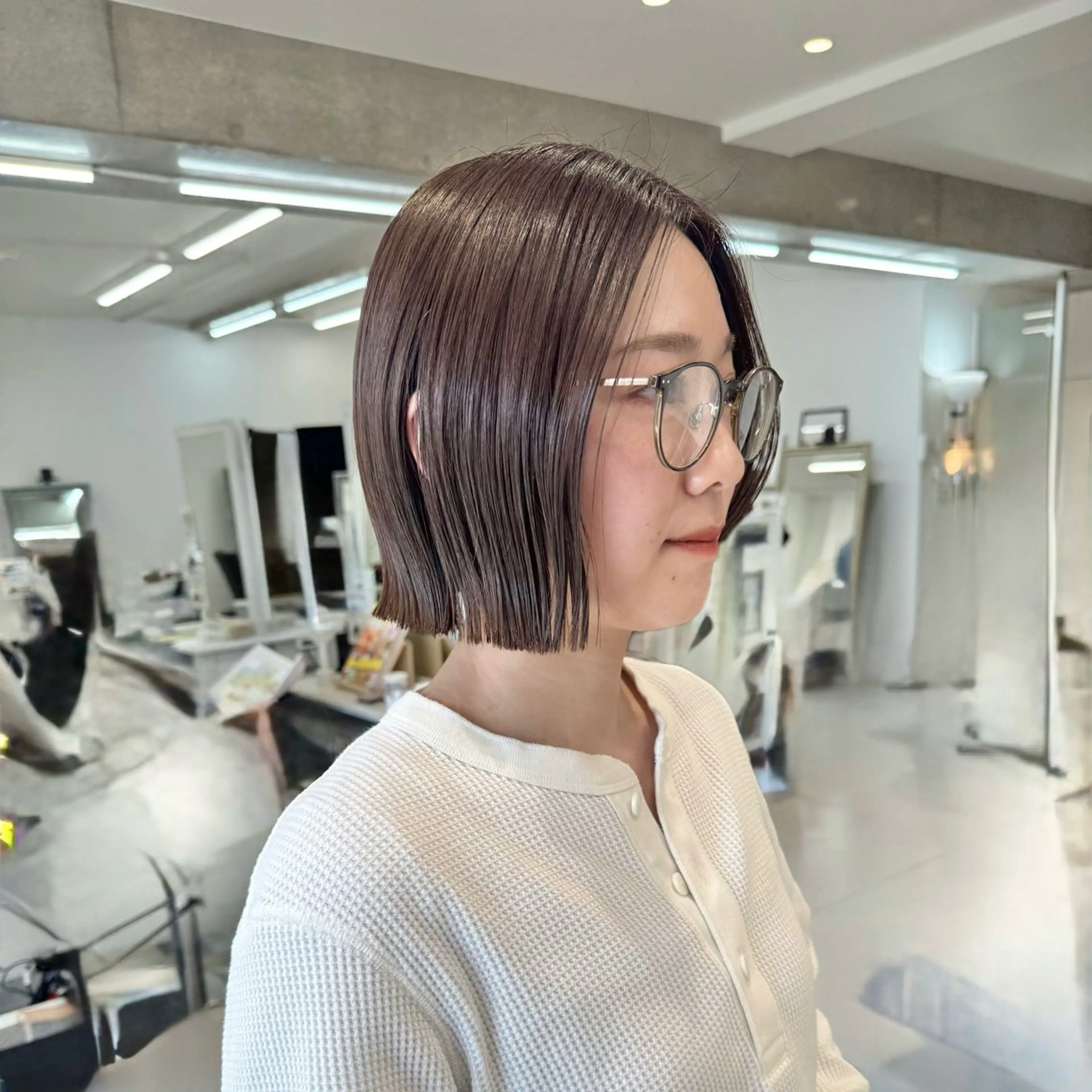 ミディアム カラー 切りっぱなしボブ ベージュカラー 透明感カラー オリーブベージュ ボブ カット ヘアカラー トリートメント 会田有紀 /切りっぱなしボブのヘアスタイル