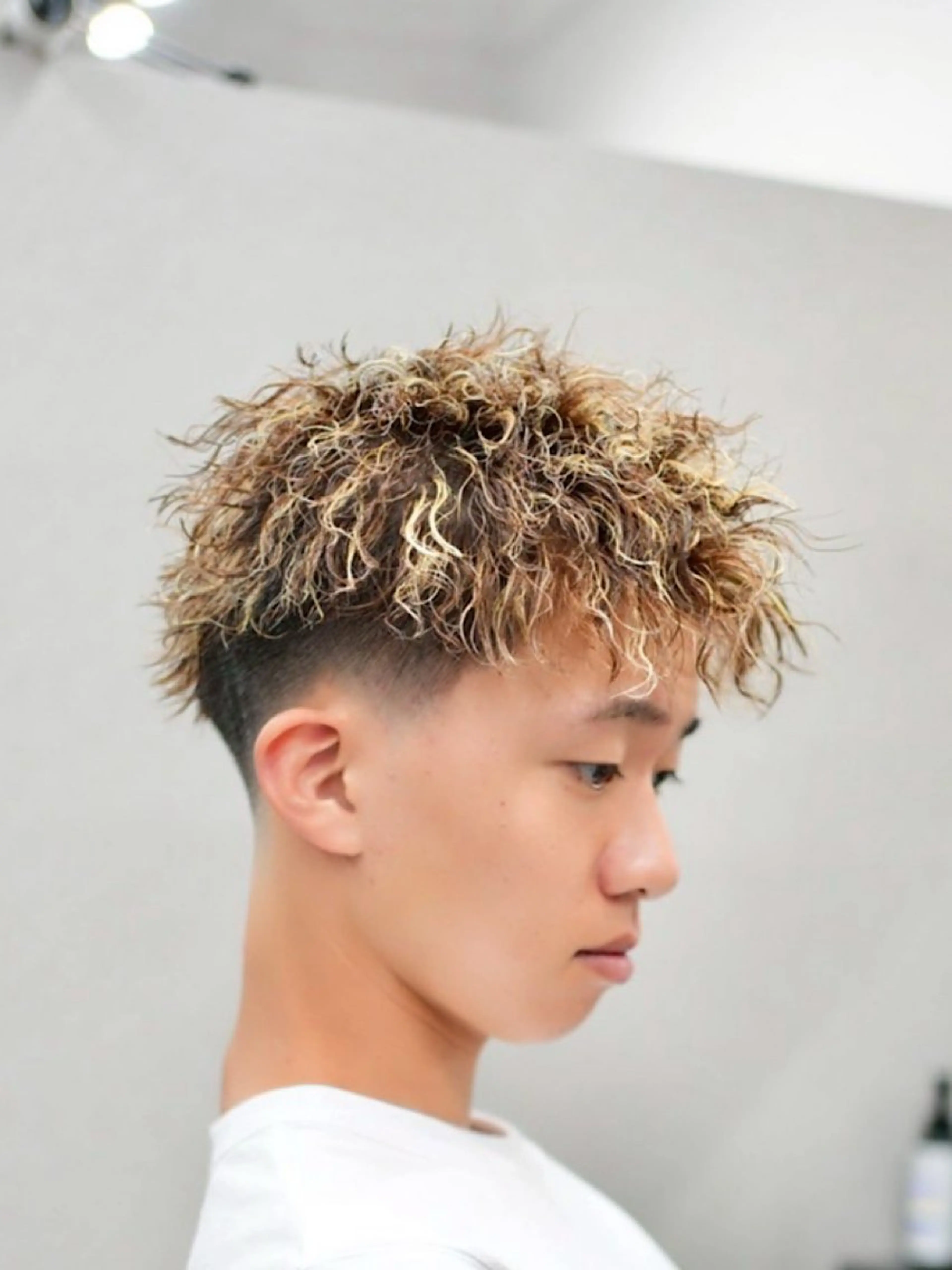 ショート パーマ メンズ フェードカット メンズハイライト メンズメッシュ メンズパーマ スペインカール SLASHメンズ専門 山口孔聖のヘアスタイル