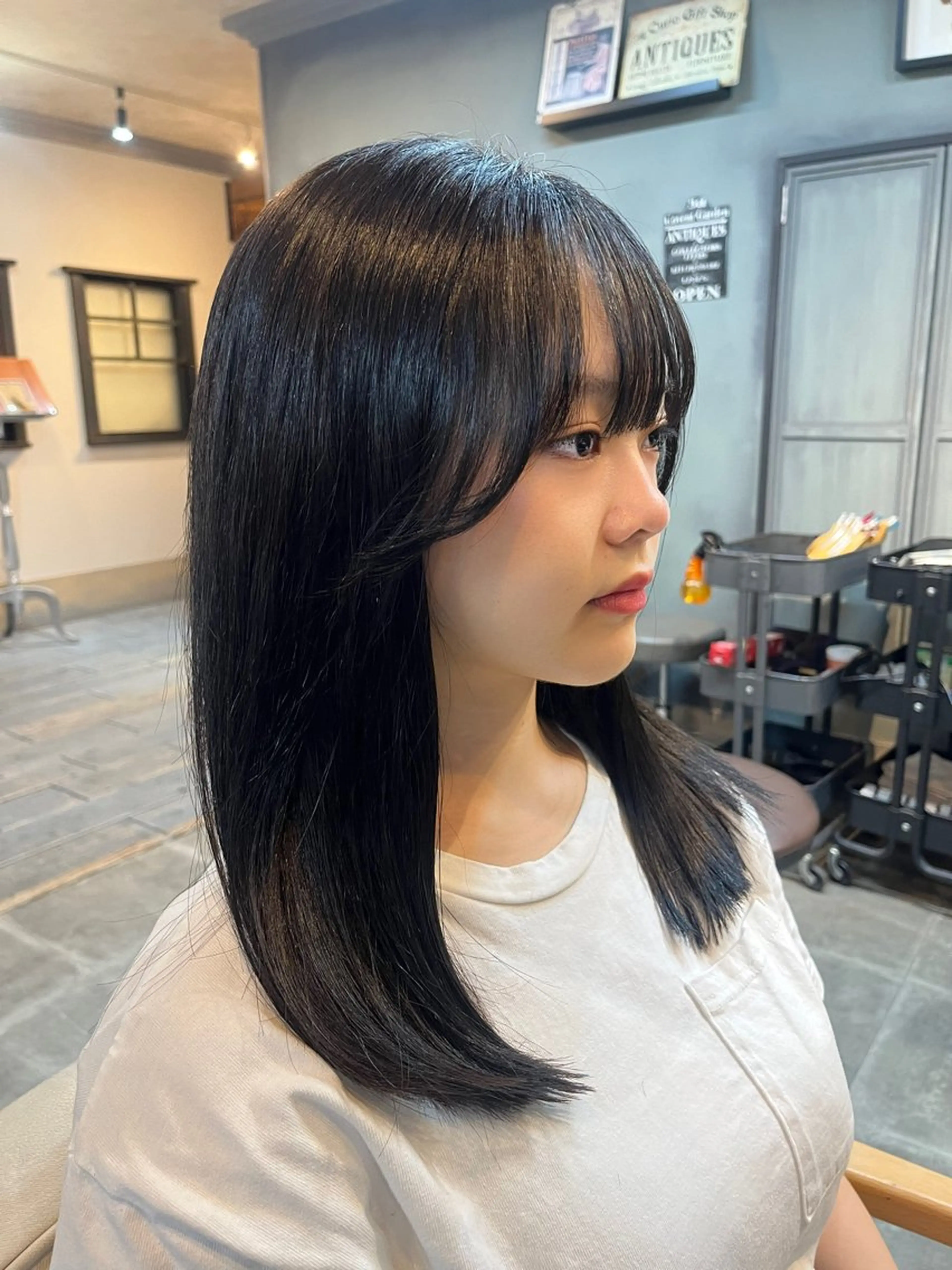 セミロング 顔まわりレイヤー 顔周りカット レイヤーカット 柳生 美穂のヘアスタイル