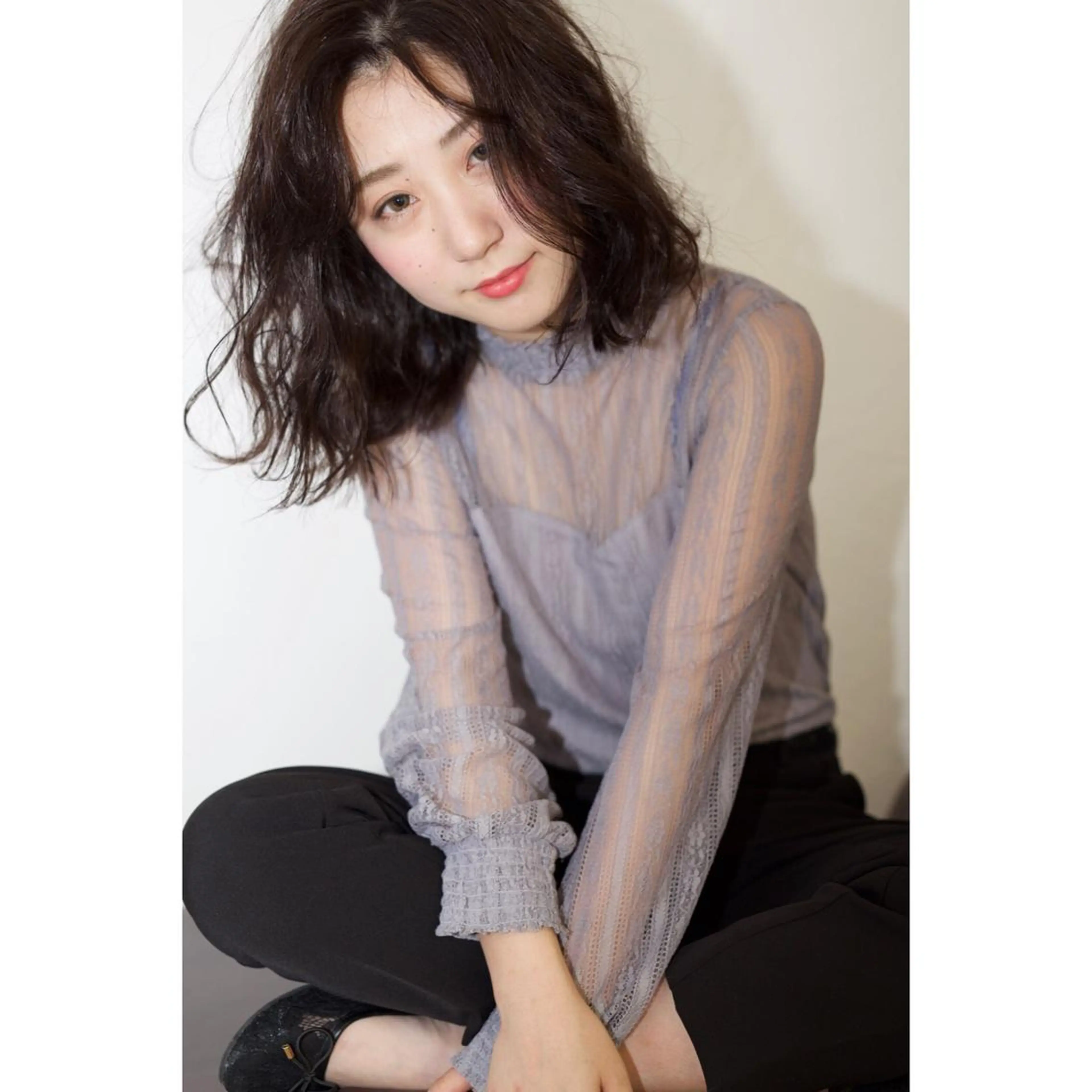 ミディアム カラー グレージュ fio マナミのヘアスタイル