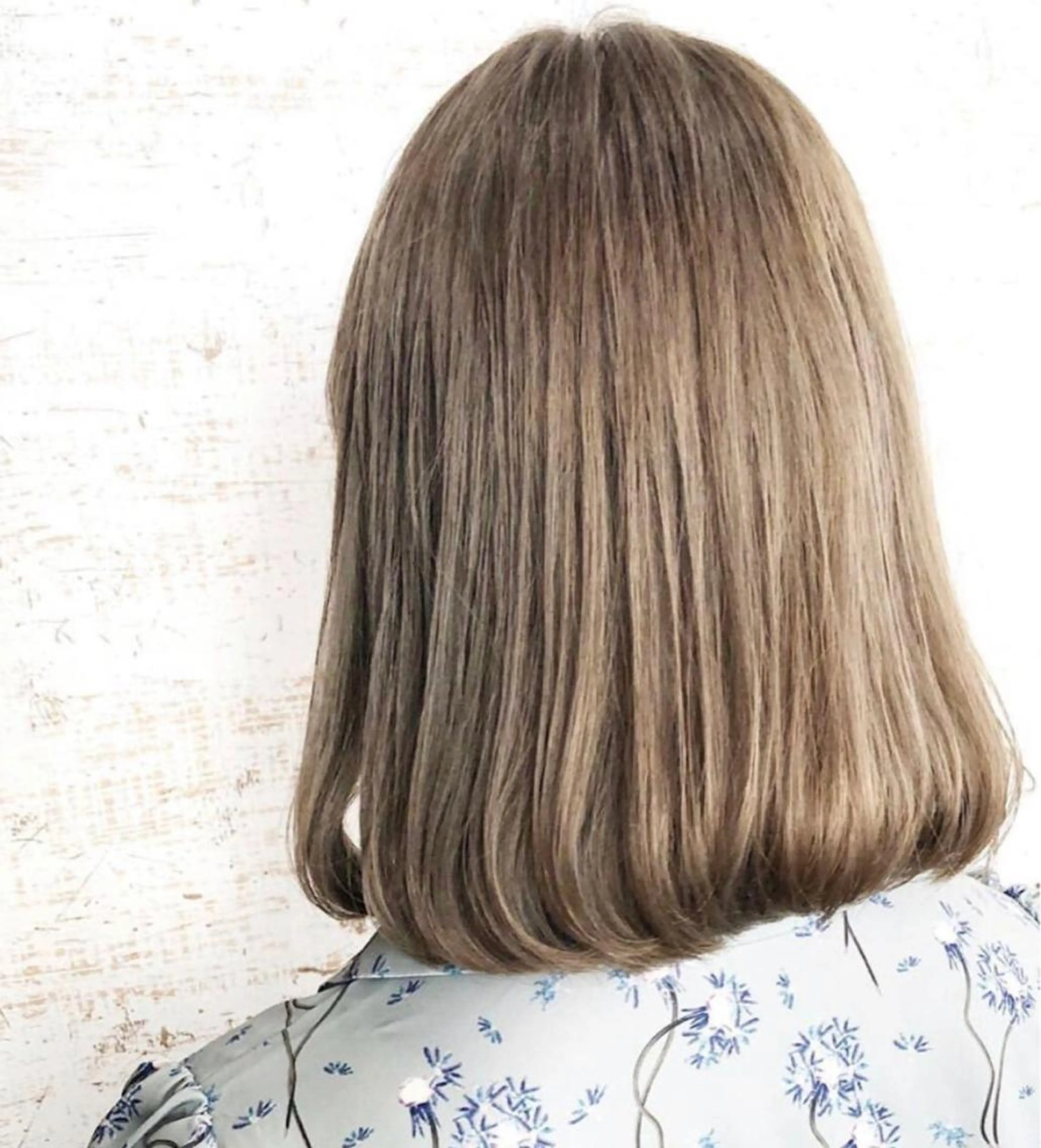 ミディアム カラー グレージュ ハイトーンカラー ミルクティーグレージュ ケアブリーチ /髪質 改善/古橋圭史郎のヘアスタイル