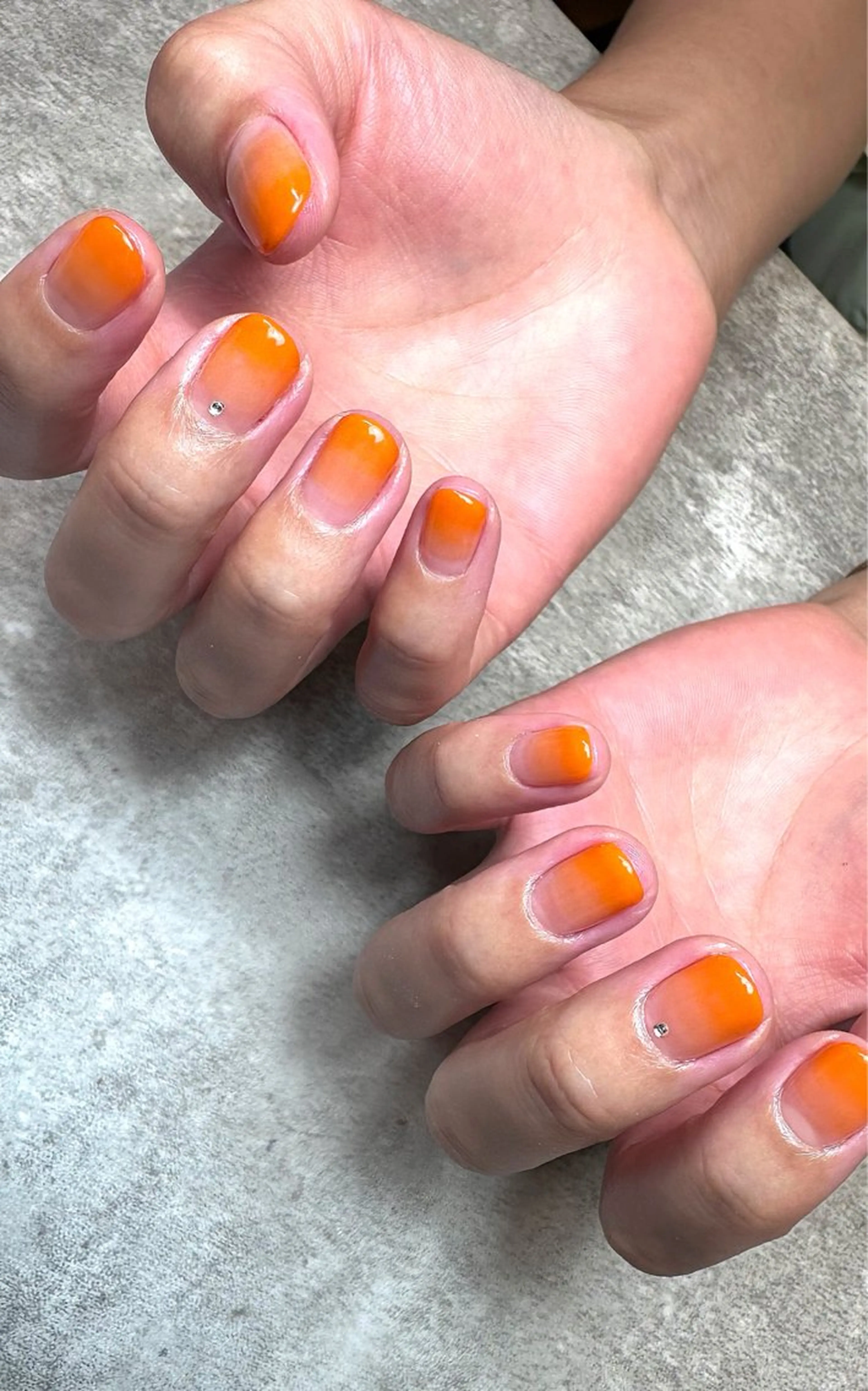 ネイル グラデーション オレンジ ストーンネイル ハンドネイル nail campのネイルデザイン