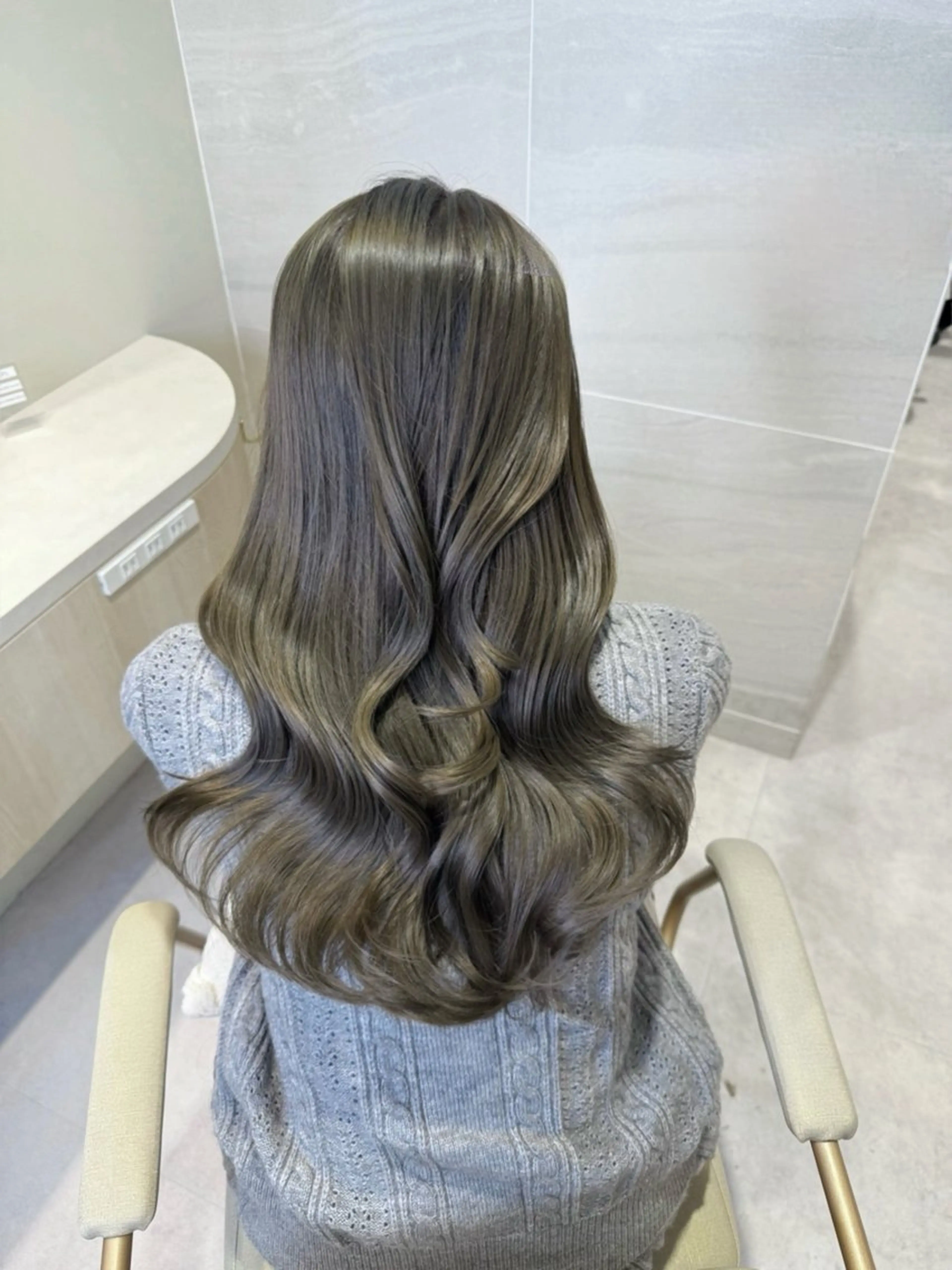 ロング カラー アッシュ アッシュグレー アッシュグレージュ ブリーチ ダブルカラー カット ヘアカラー 透明感カラー🌿 グレージュ🐺陽介のヘアスタイル