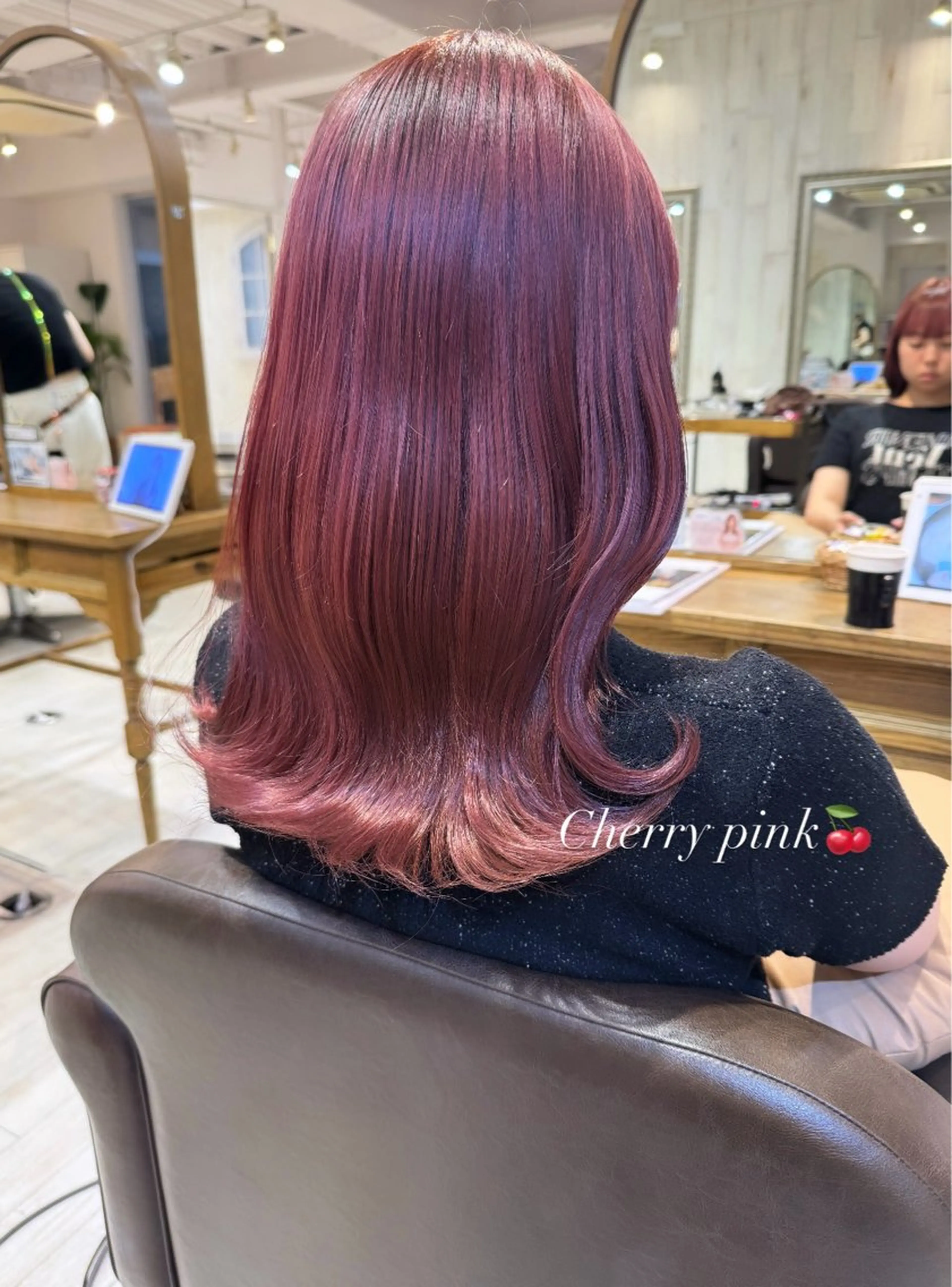 セミロング カラー レイヤーカット、 大人可愛い　中村美羅のヘアスタイル