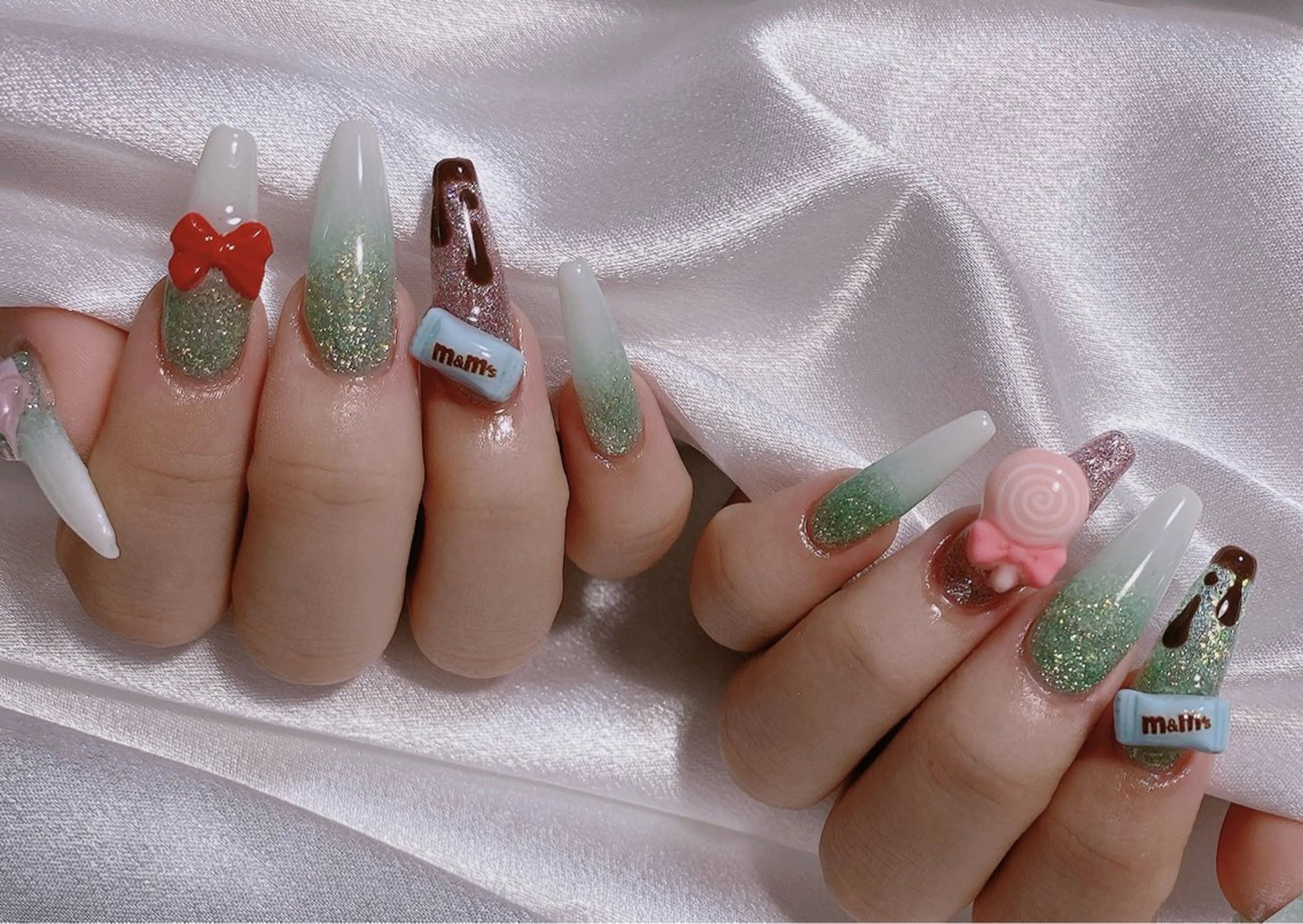 ネイル ブルー チークネイル フレンチネイル ハート ホログラムネイル ハンドネイル インフィニティ ネイルサロンのネイルデザイン