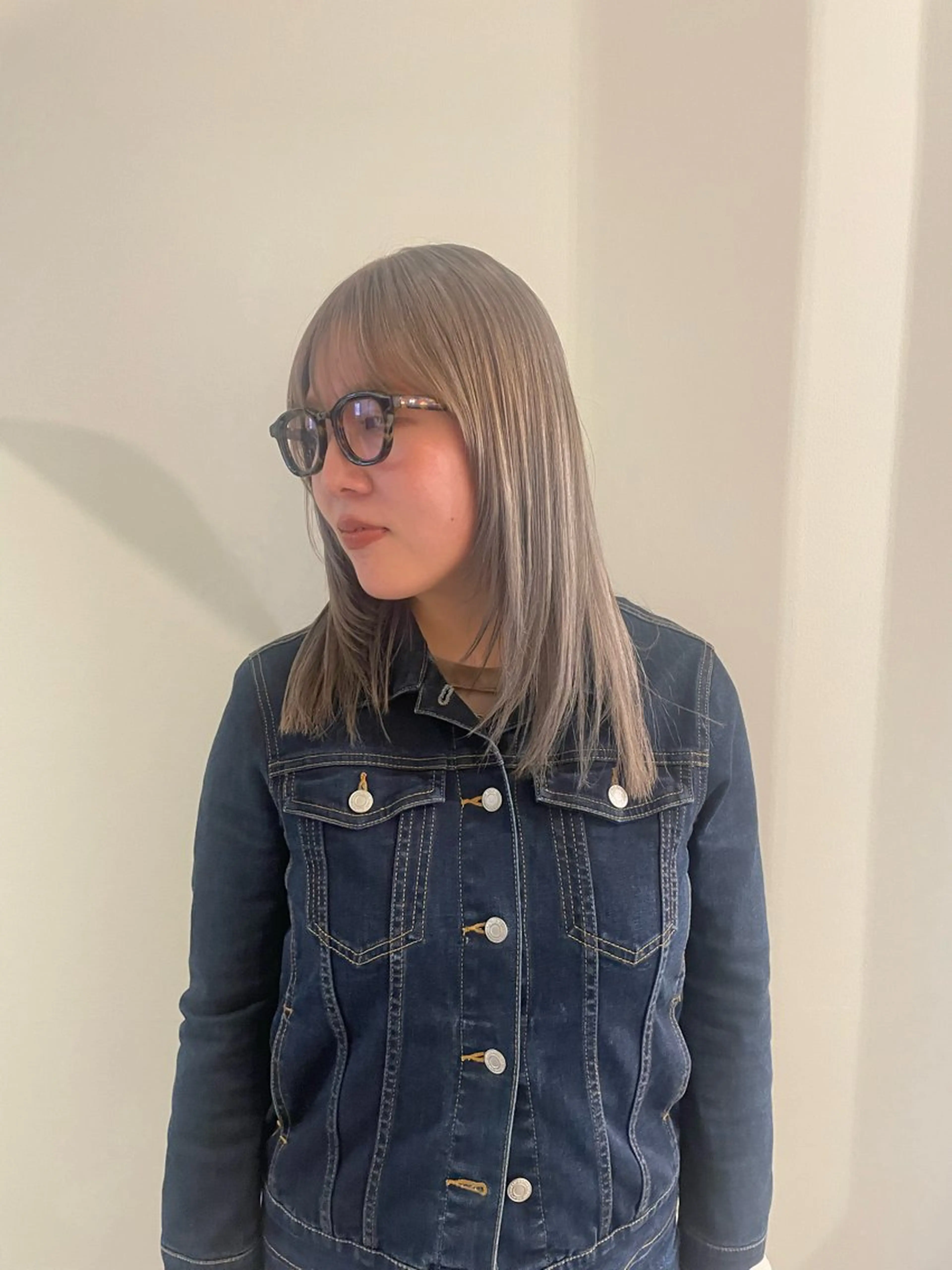 セミロング カラー ブリーチ ヘアカラー 渋谷 留菜のヘアスタイル