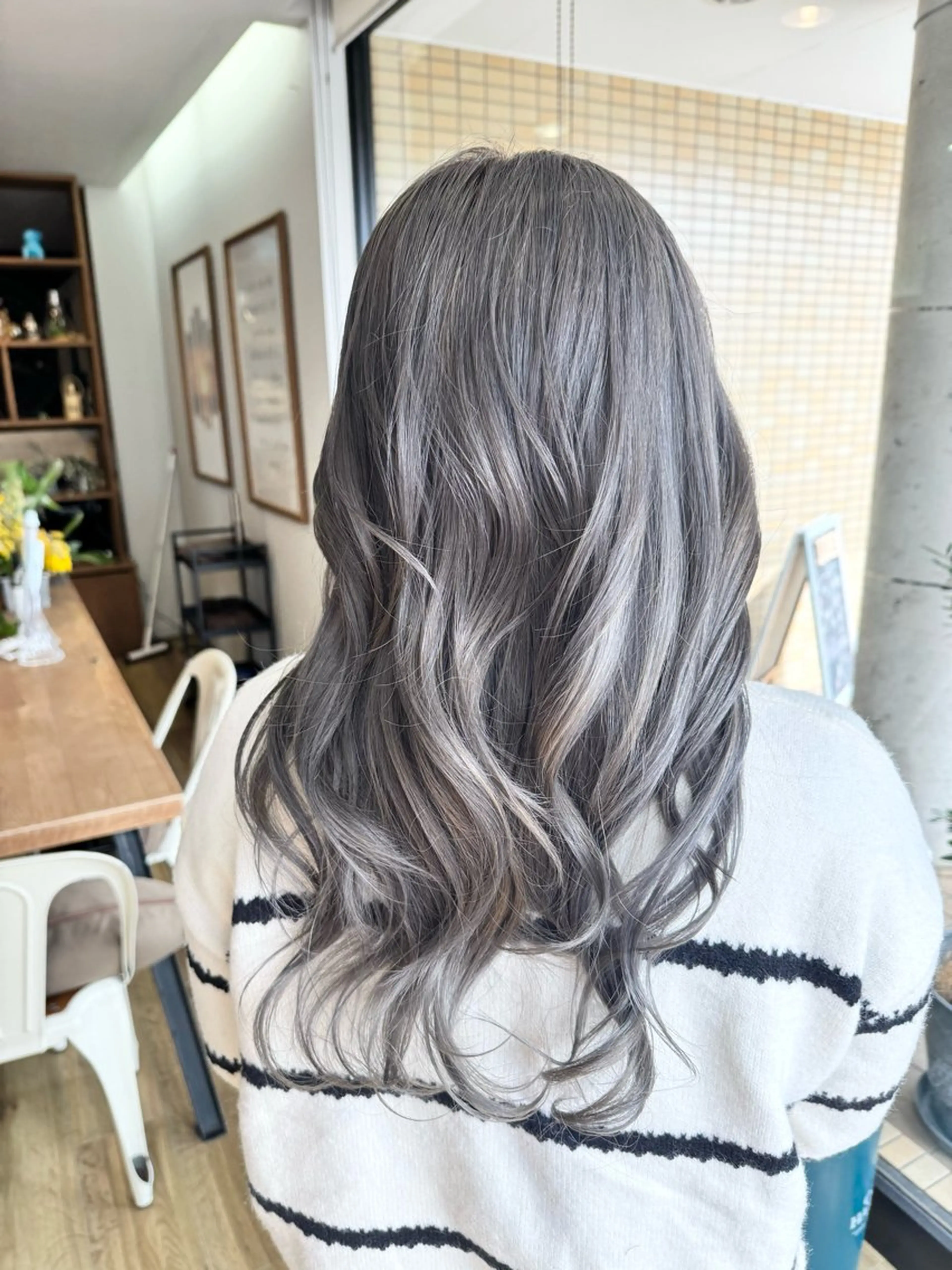 ロング カラー ブリーチ ヘアカラー トリートメント ツキダテ ユイのヘアスタイル