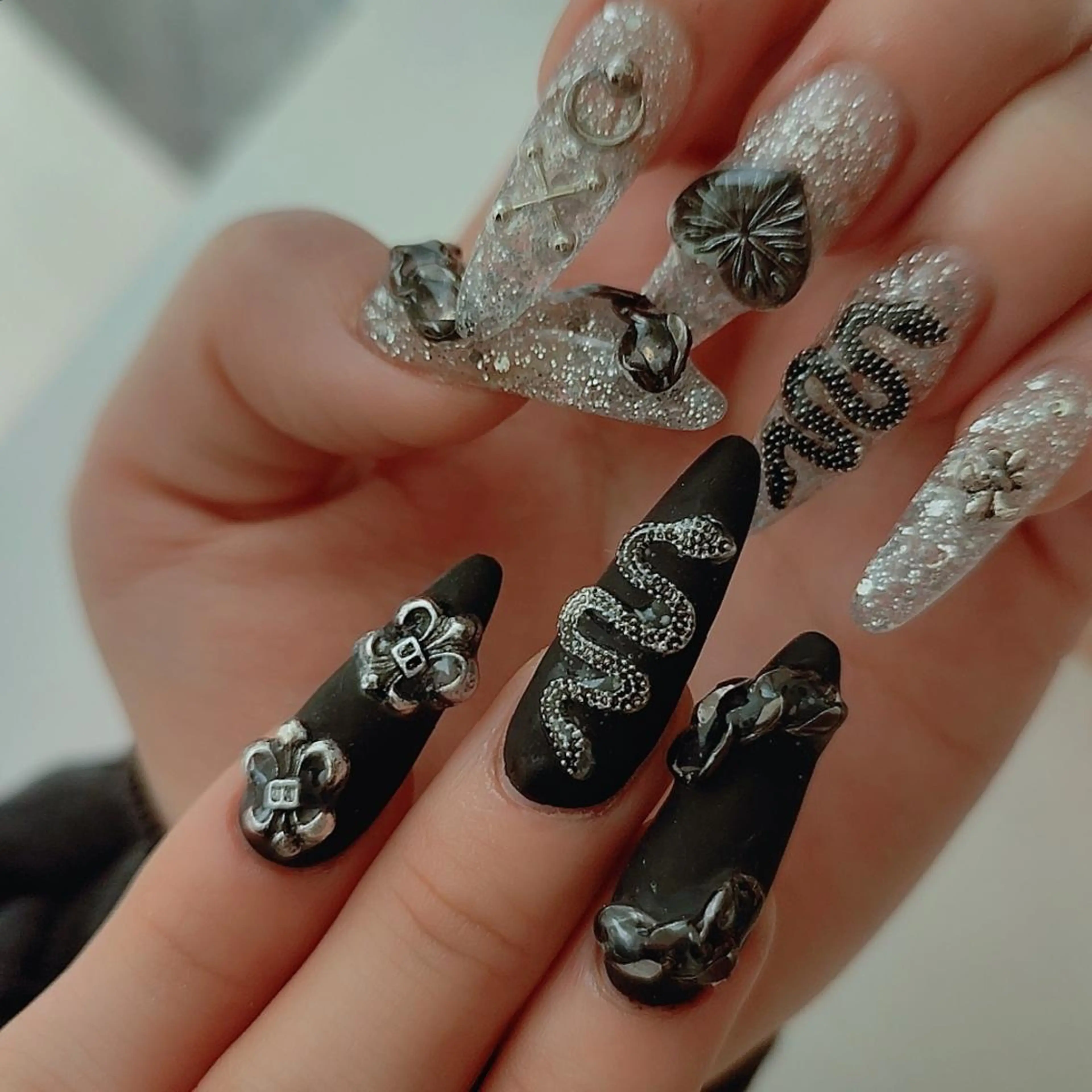 ネイル ハンドネイル RUNWAY 　　の眉毛・アイブロウイメージ