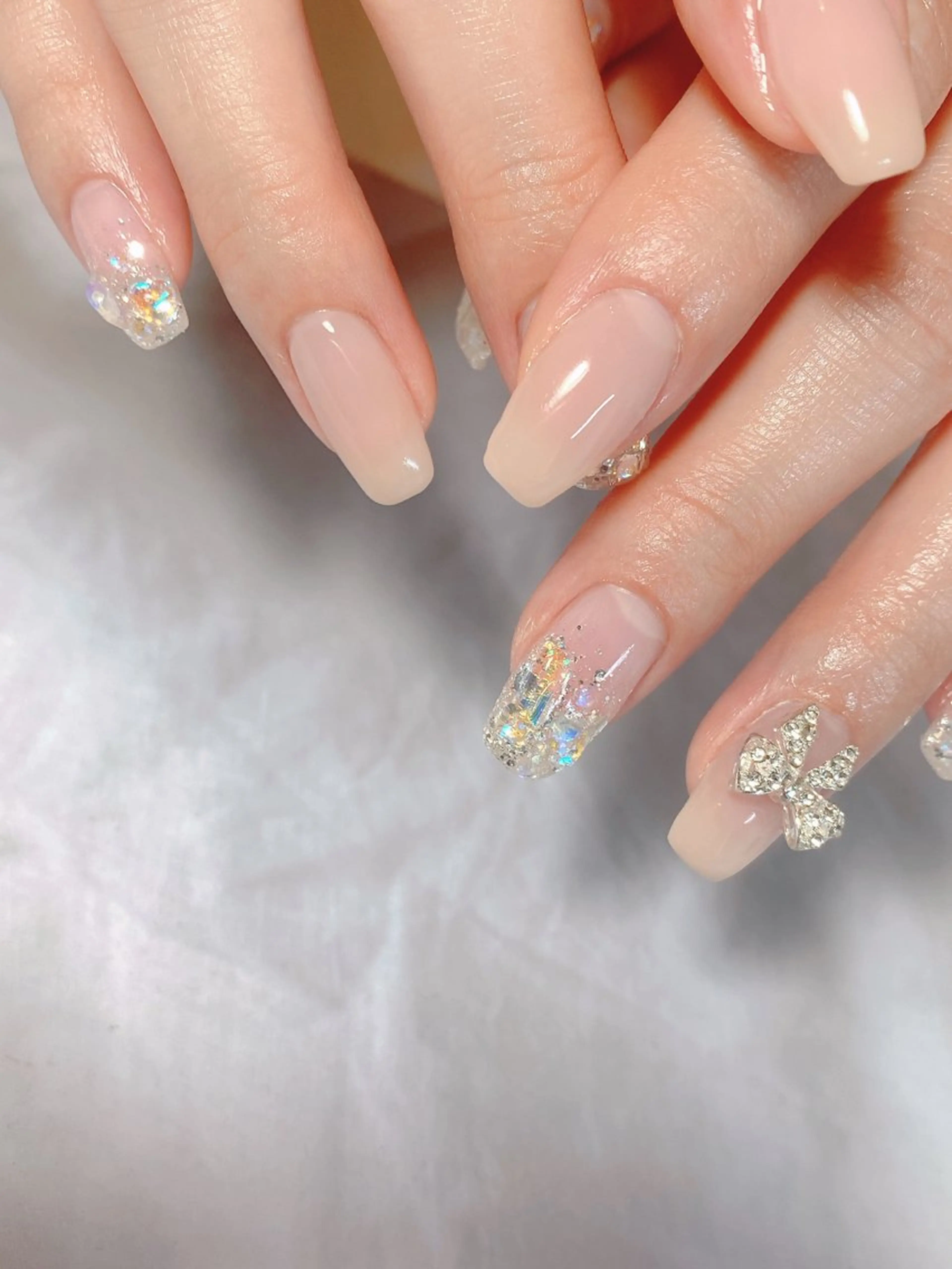 ネイル グラデーション リボン ストーンネイル ワンホンネイル 大人キレイ 𝑁𝑖𝑥𝑖𝑠のネイルデザイン