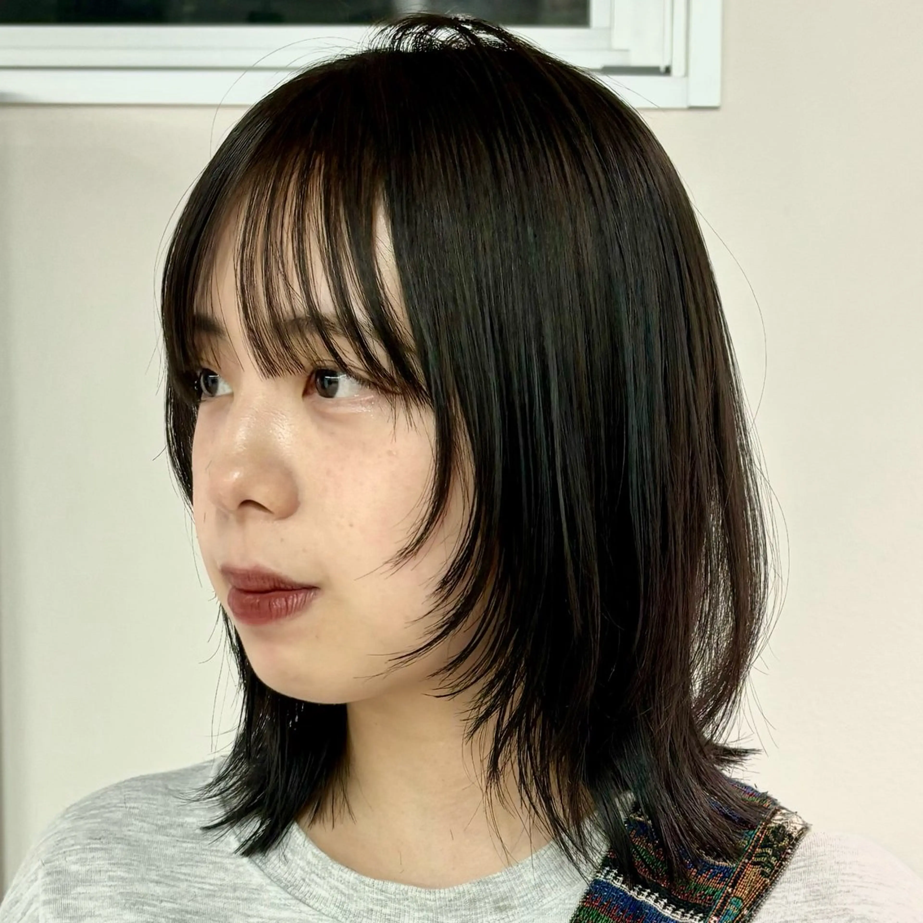 ミディアム 顔まわりレイヤー レイヤーカット ネヅ カオルのヘアスタイル