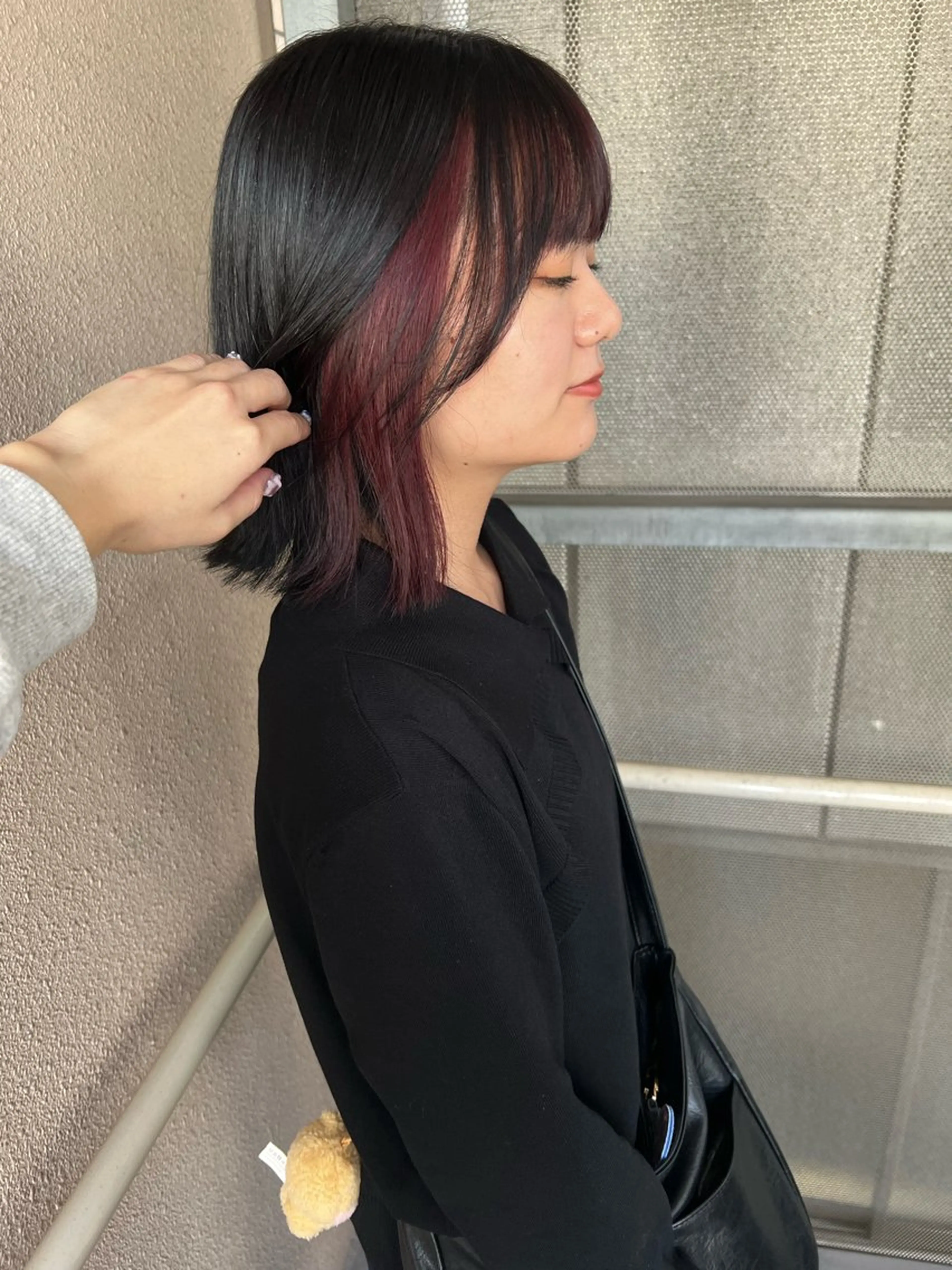 ミディアム カラー 黒髪 ブルーカラー ブルーブラック レッドカラー ヘアカラー カラーパティシエ facce🌼ikoのヘアスタイル