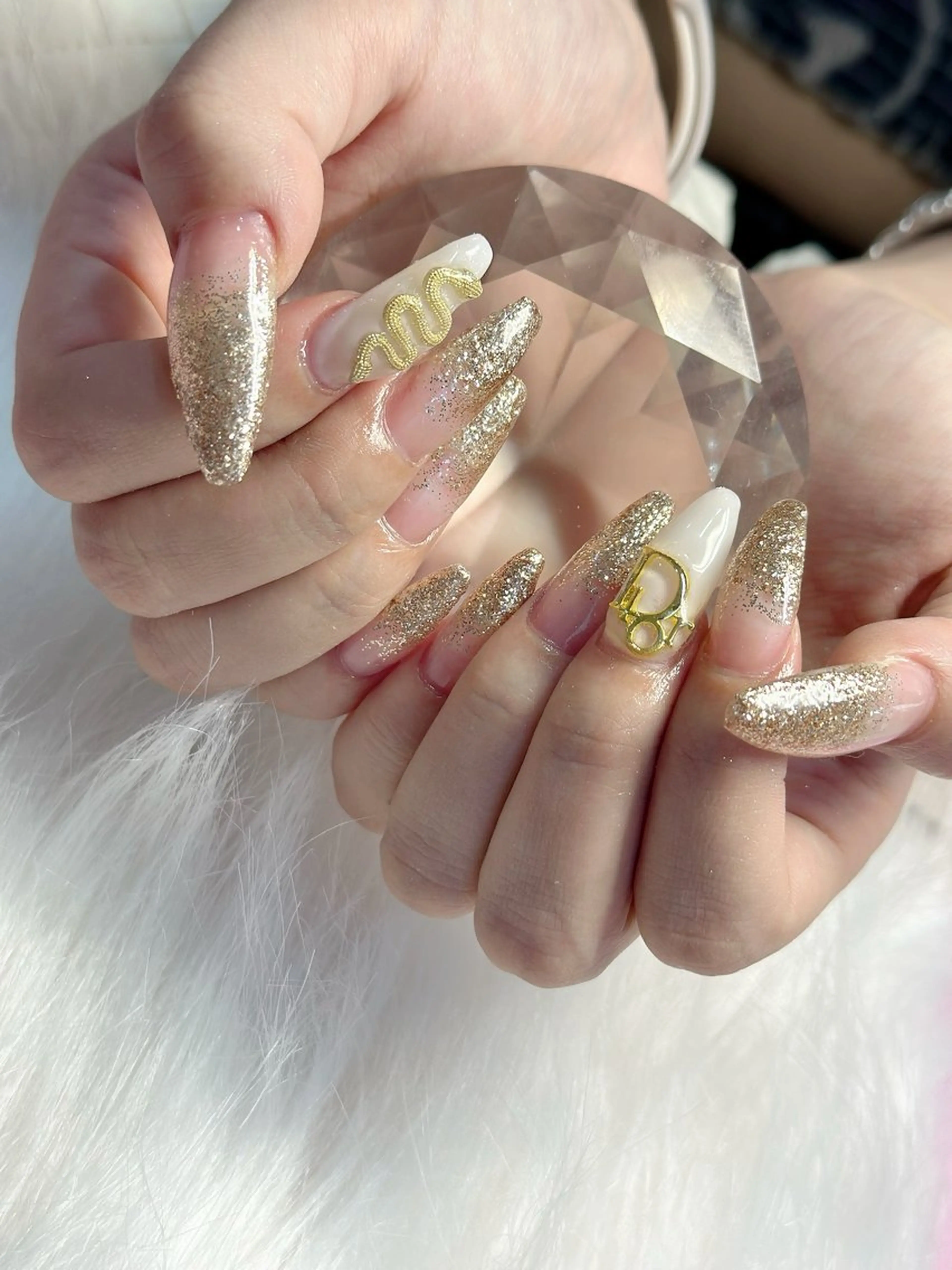 ネイル ゴールド グラデーション SATORI .のネイルデザイン