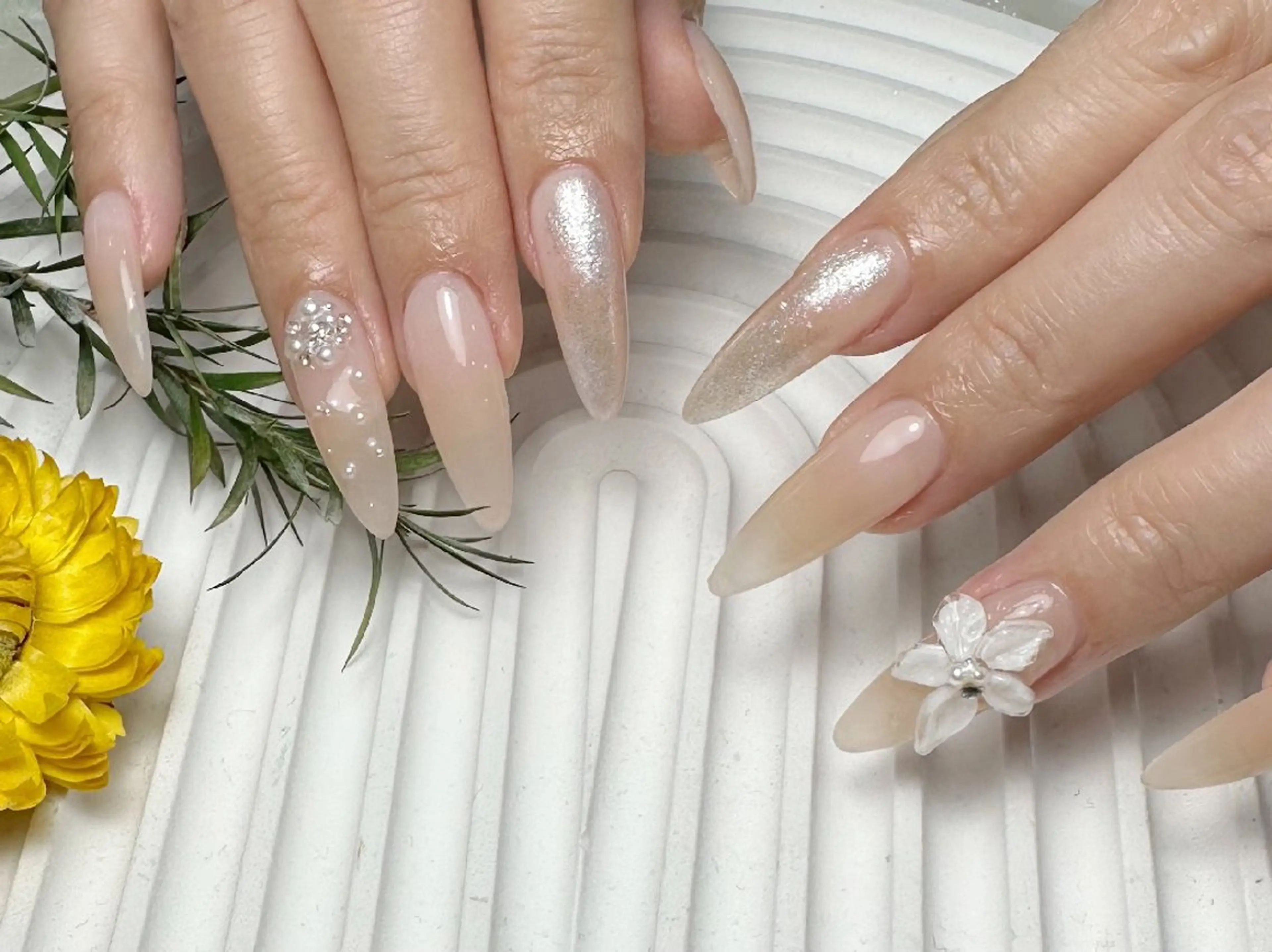 ネイル チークネイル フレンチネイル ジェルネイル ガーリー キラキラネイル ハンドネイル UM Nail Salonのネイルデザイン