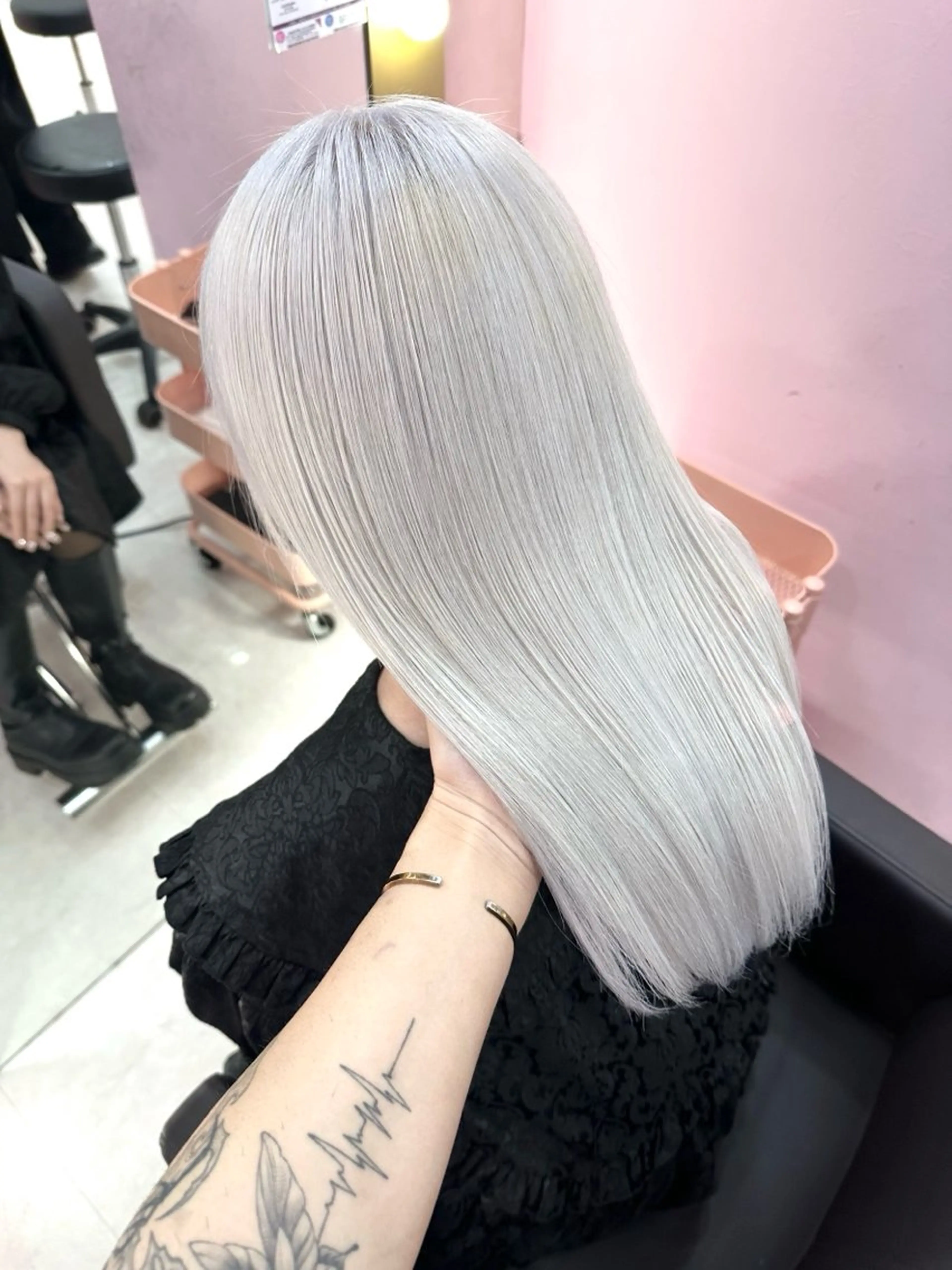 ミディアム カラー アッシュ アッシュグレー ベージュカラー ブリーチ ブロンド ヘアカラー トリートメント 【美髪ハイトーン】 髪質改善/大和🎀のヘアスタイル