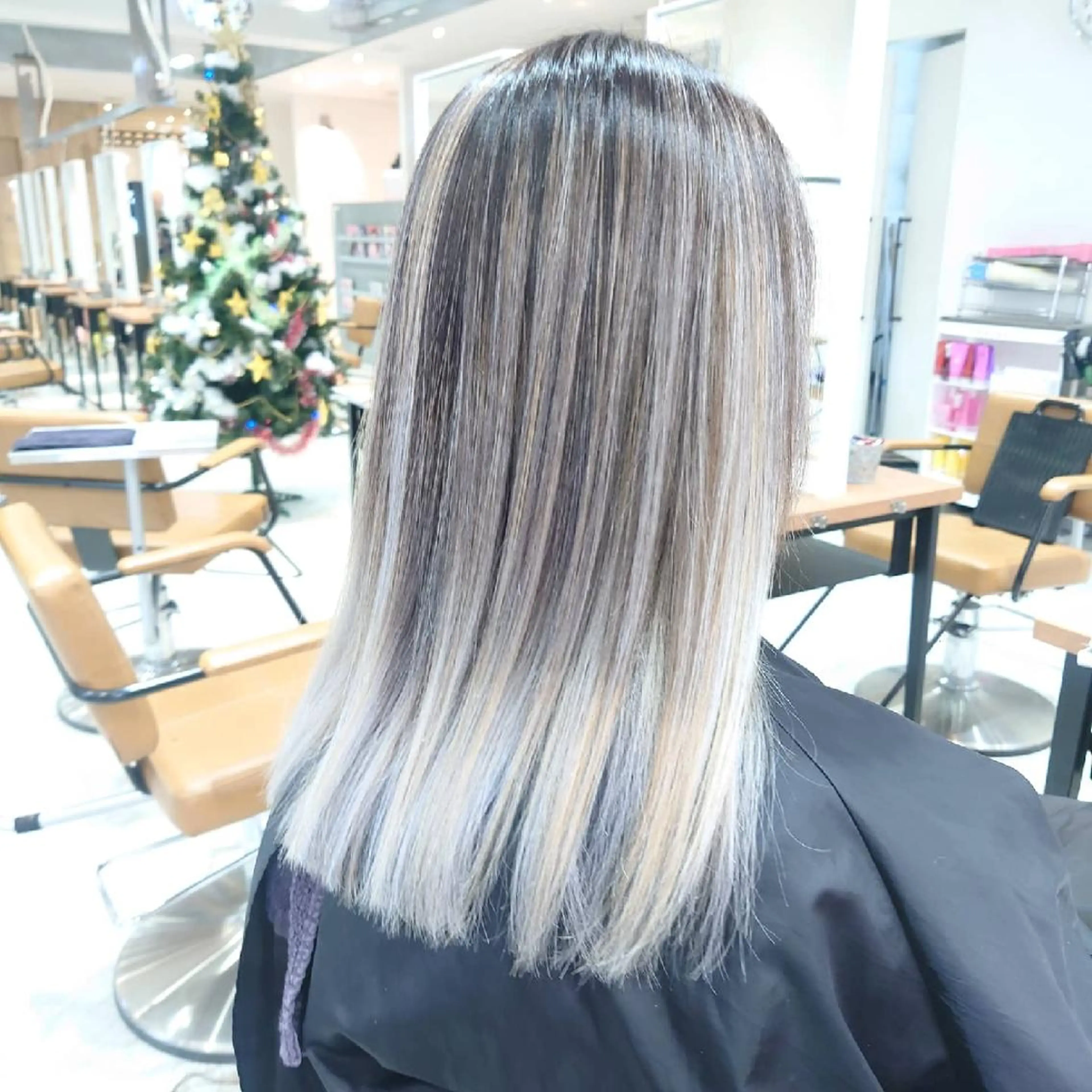 セミロング カラー バレイヤージュ レイヤーカット ヘアカラー トリートメント 艶髪✨ブリーチ職人 井手正康のヘアスタイル