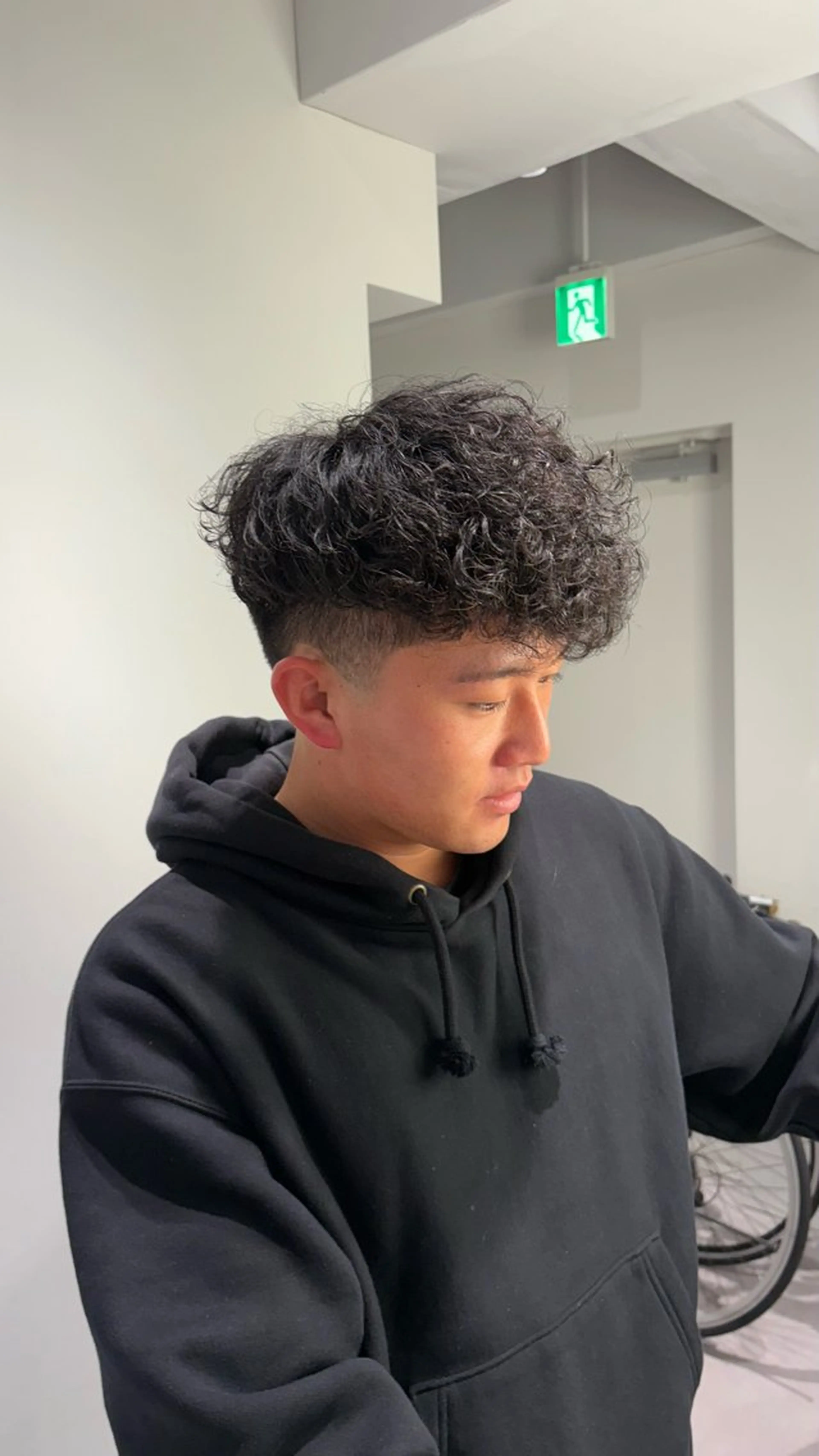 ミディアム パーマ メンズ フェードカット スペインカール 高橋 周のヘアスタイル