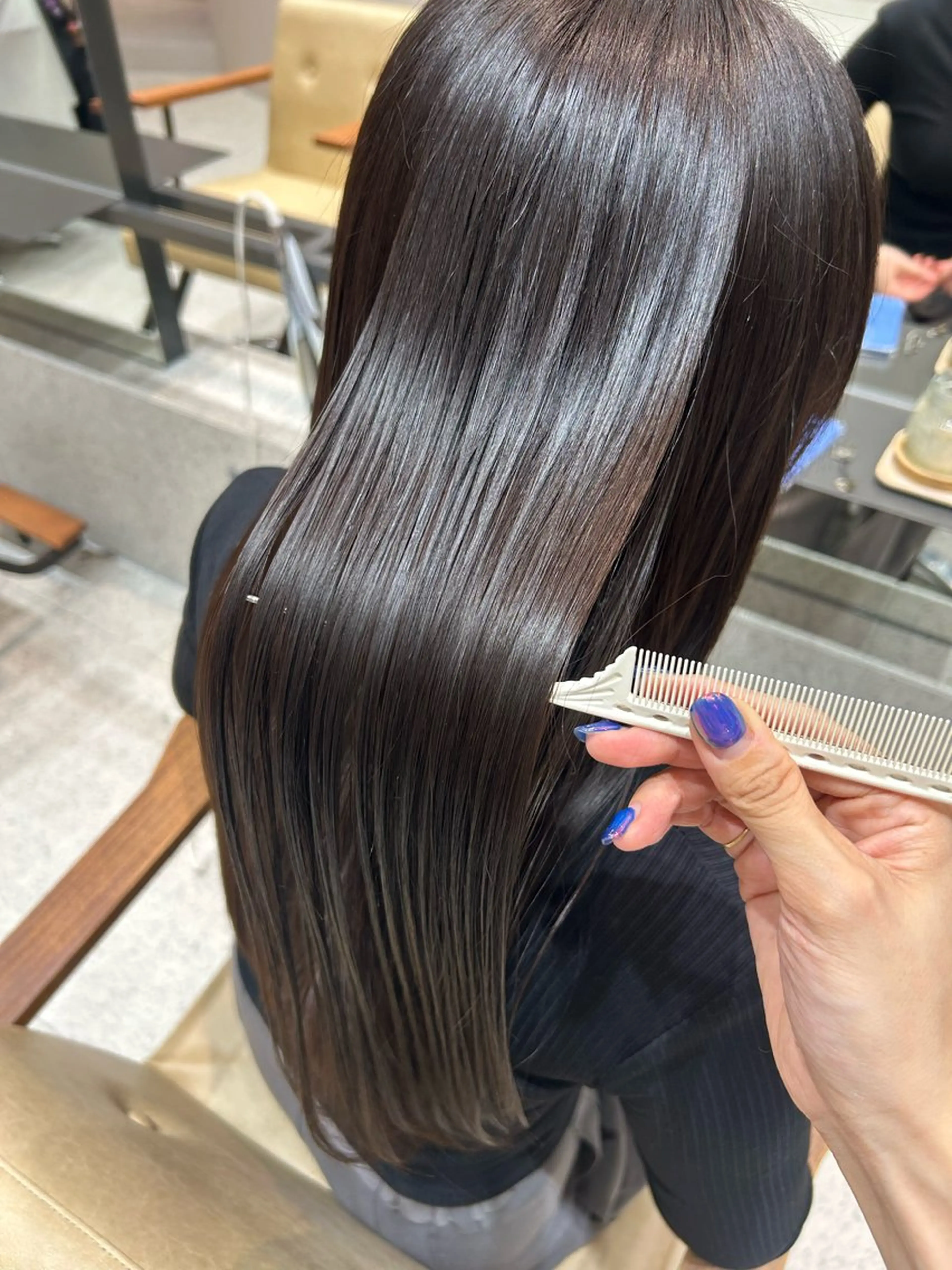 ロング カラー グレージュ トリートメント トリートメント 浅倉栞 /透明感カラーのヘアスタイル