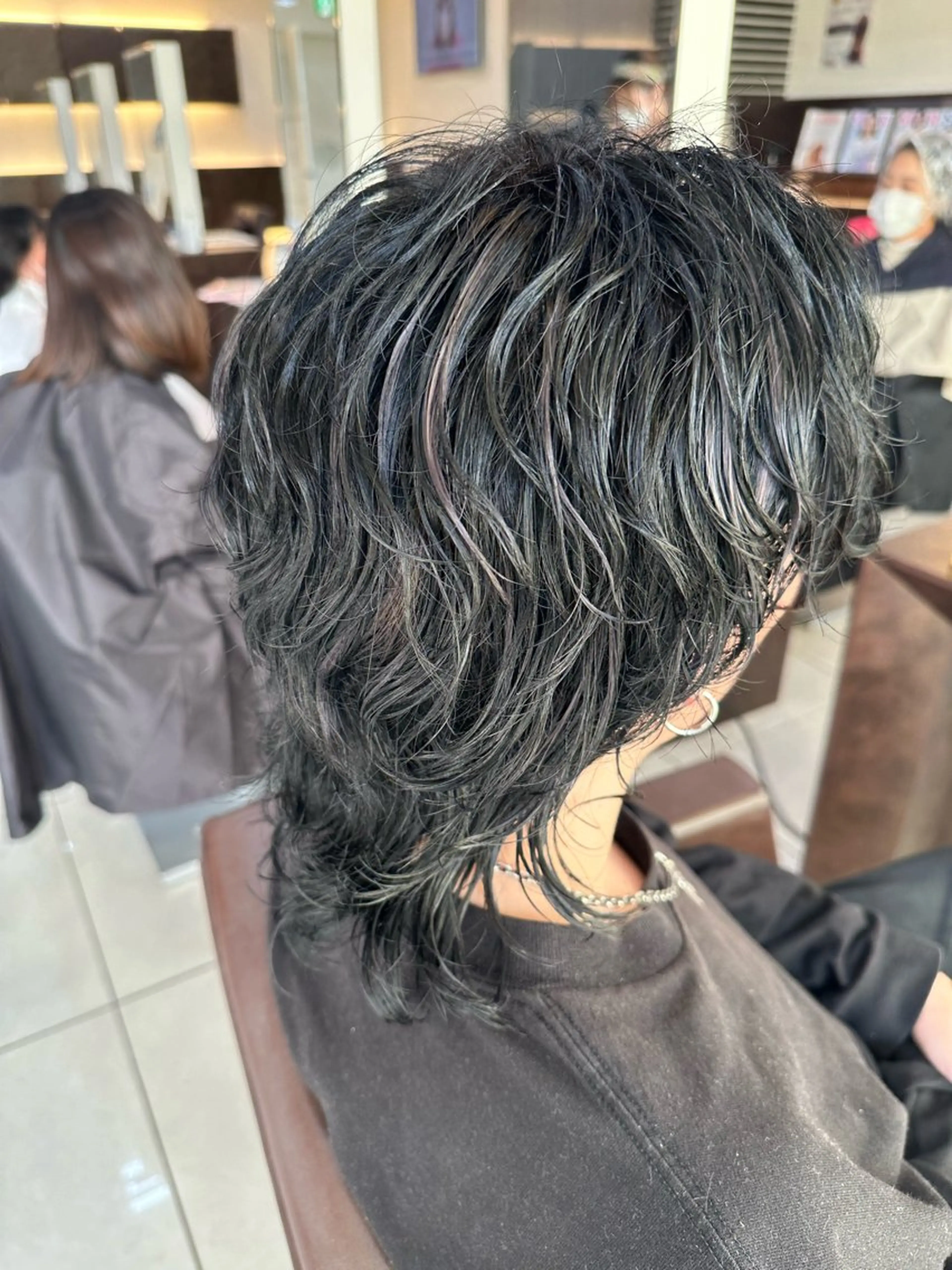 ミディアム パーマ メンズ 海外風センターパート 健人のヘアスタイル