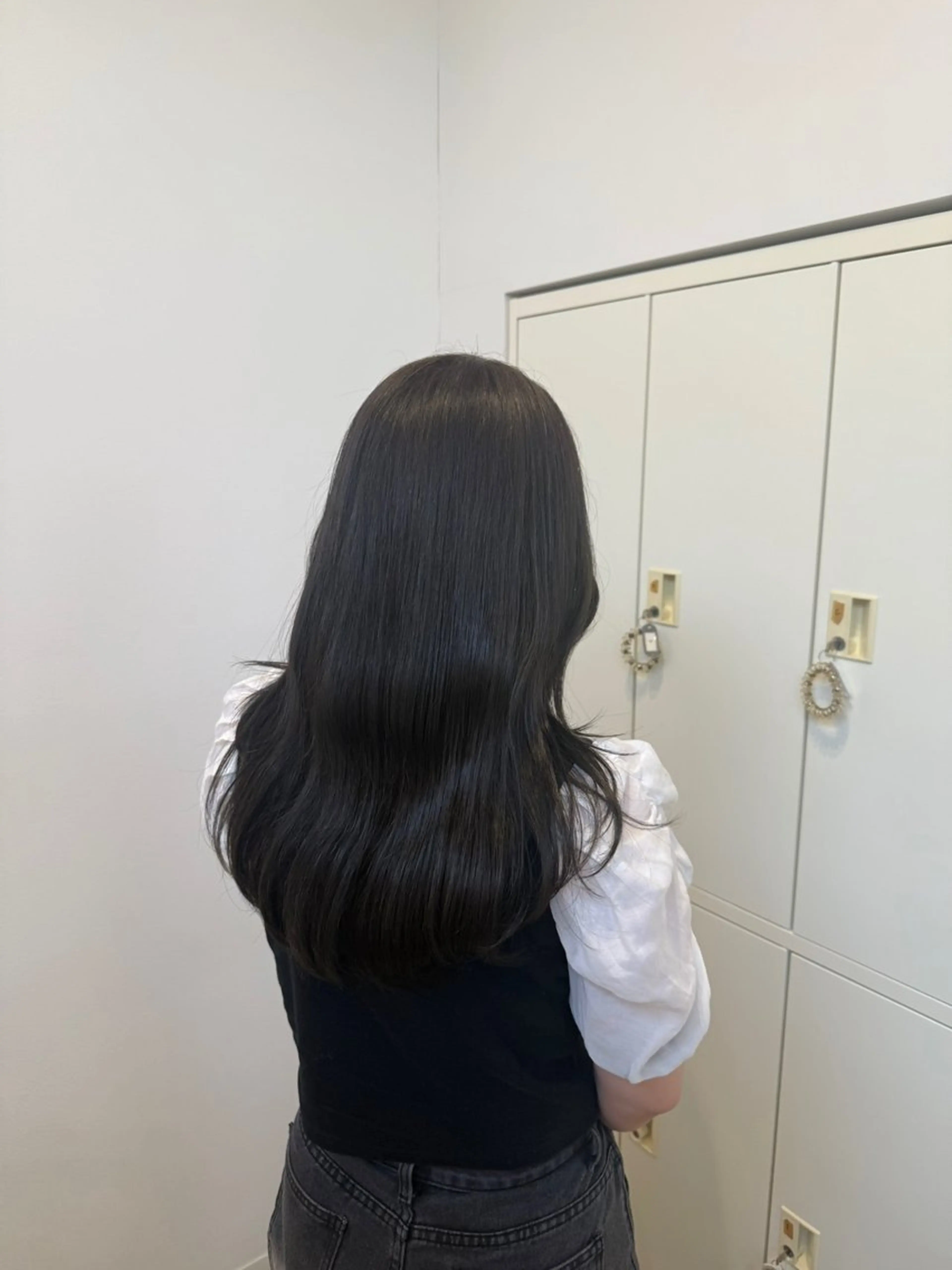 ロング カラー オリーブグレー カット ヘアカラー 吉川 莉央のヘアスタイル