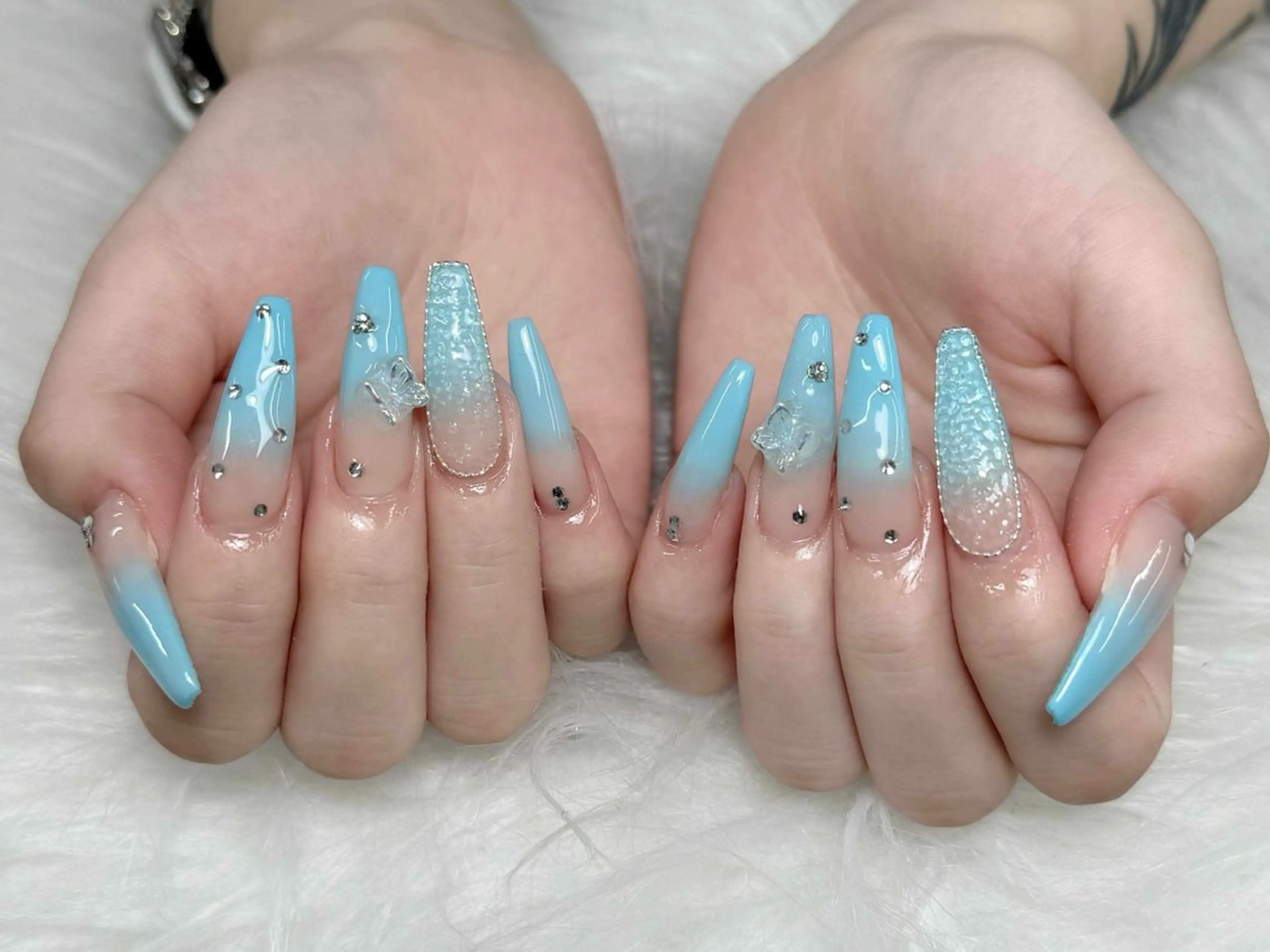ネイル オーロラネイル チークネイル フラッシュネイル フレンチネイル ジェルネイル ハンドネイル ハンドケア Nova Nail Nambaのネイルデザイン