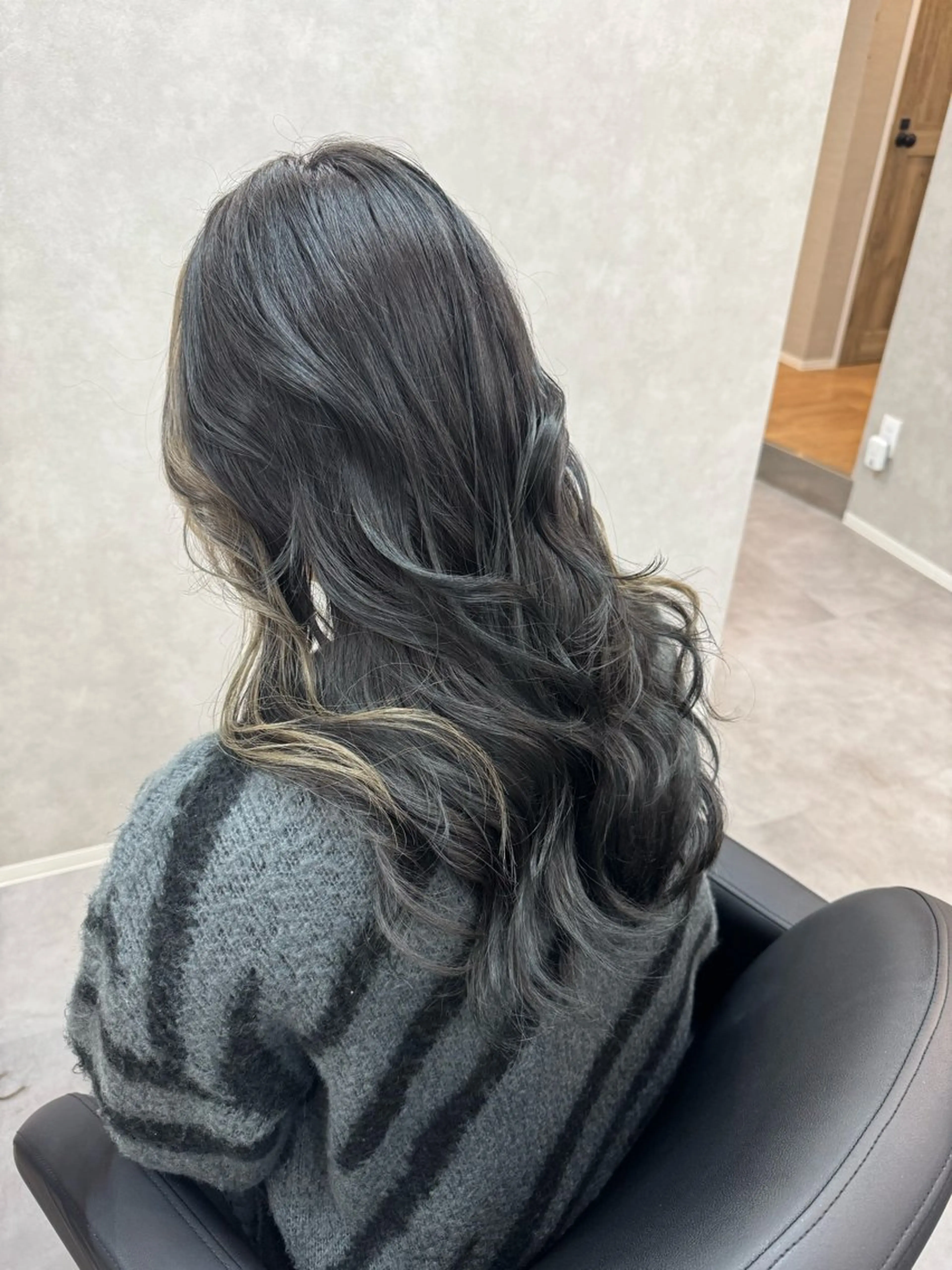 ロング カラー ベージュカラー ダークグレー ダークグレージュ グレージュ ヘアカラー 豊橋/菜月/ブリーチ /艶カラーハイトーンのヘアスタイル