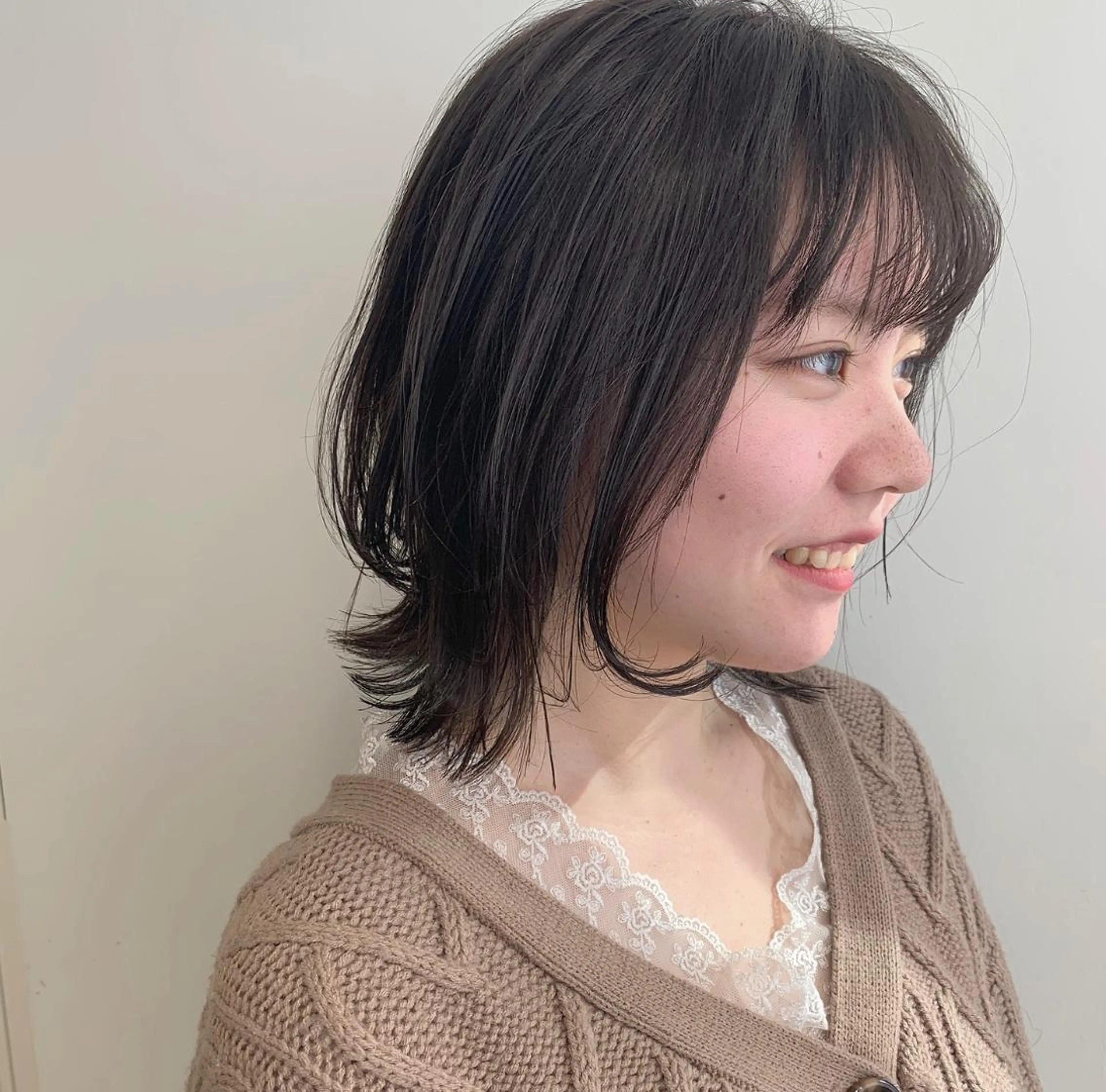 ミディアム アッシュ アッシュグレー iLi 《イリ》のヘアスタイル