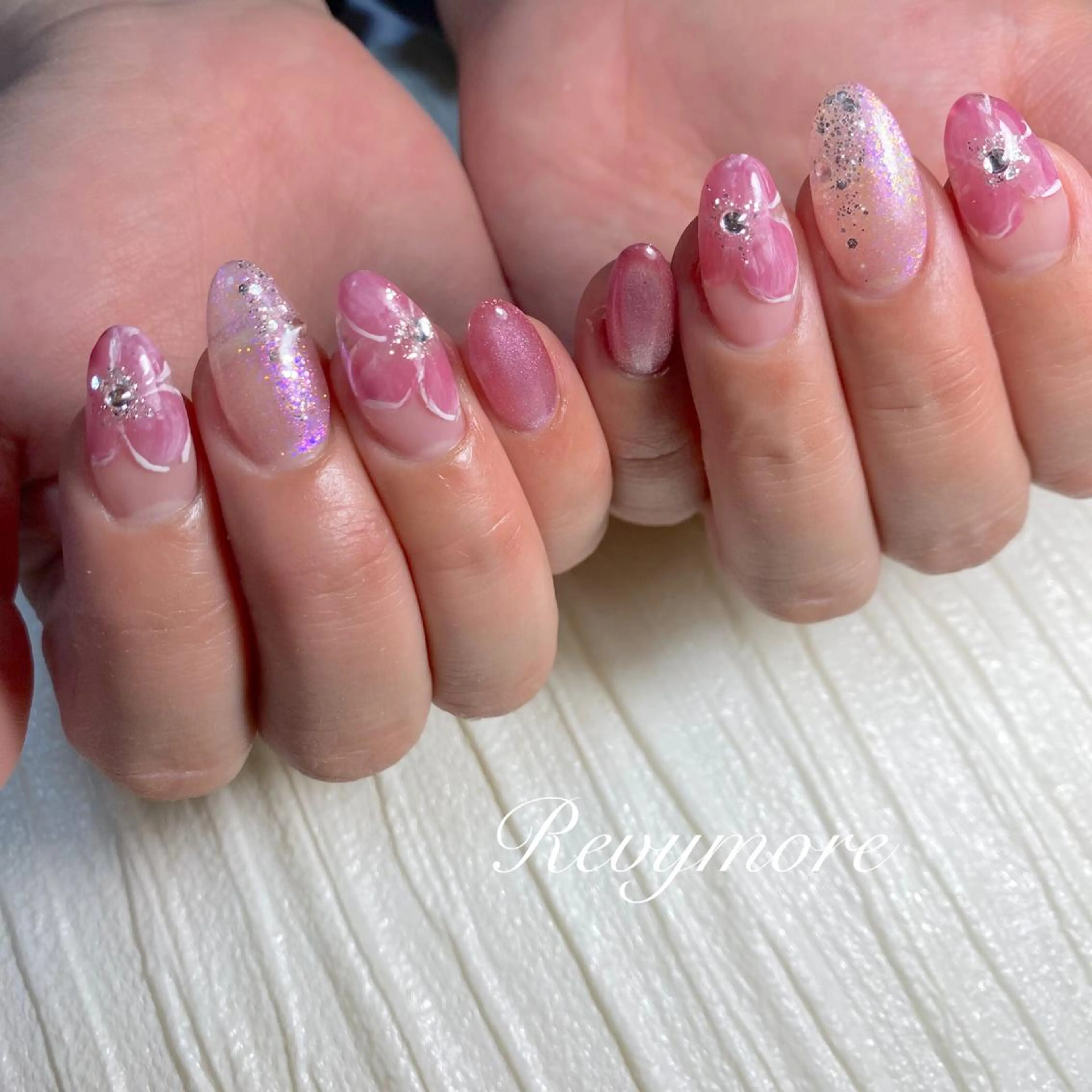 ミディアム ネイル 韓国風ヘア アートネイル ジェルネイル キラキラネイル 韓国ネイル nail salon Revymoreのネイルデザイン