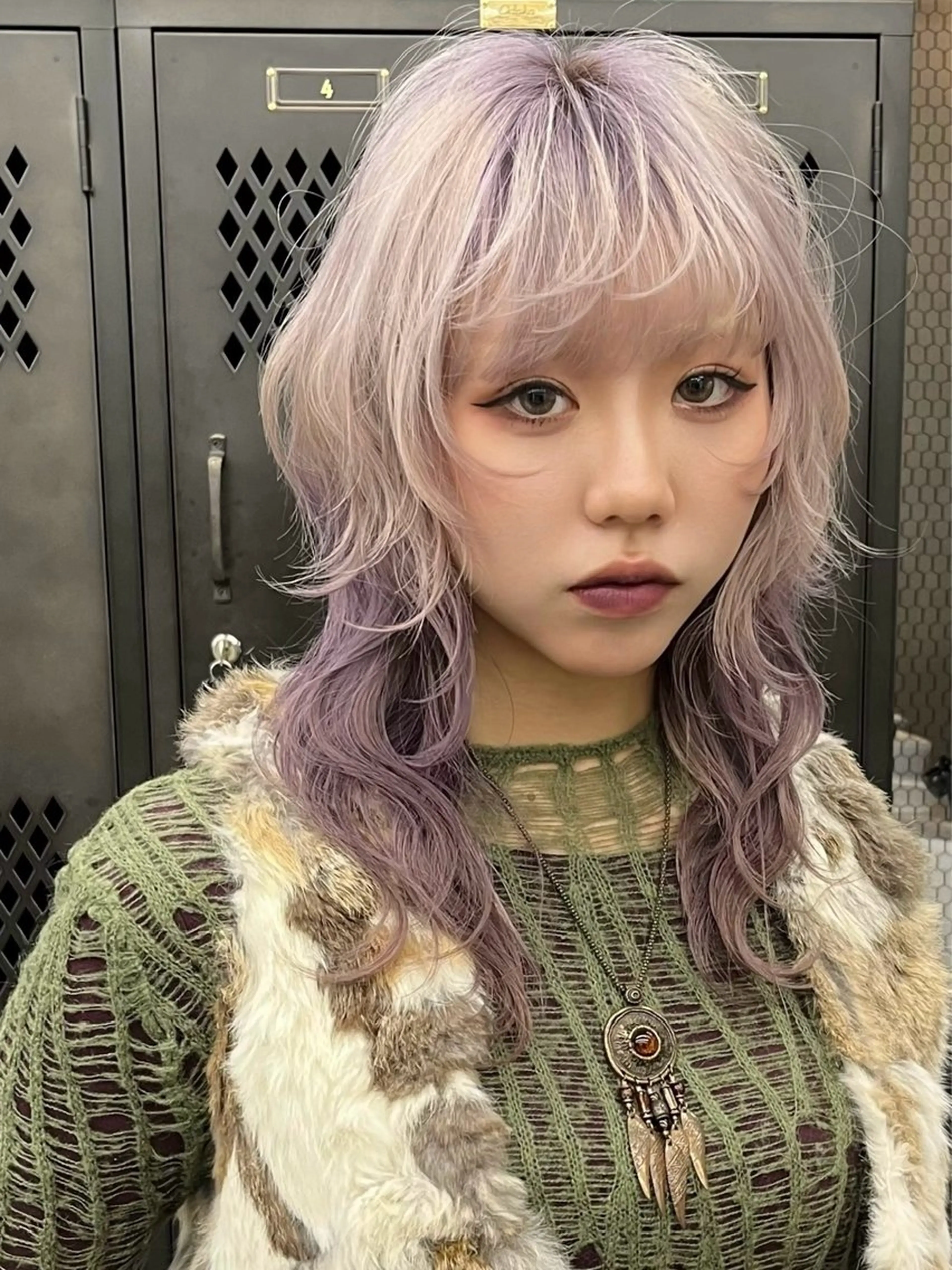 セミロング カラー イツク ⚡️ ルーツ/ハイトーンのヘアスタイル