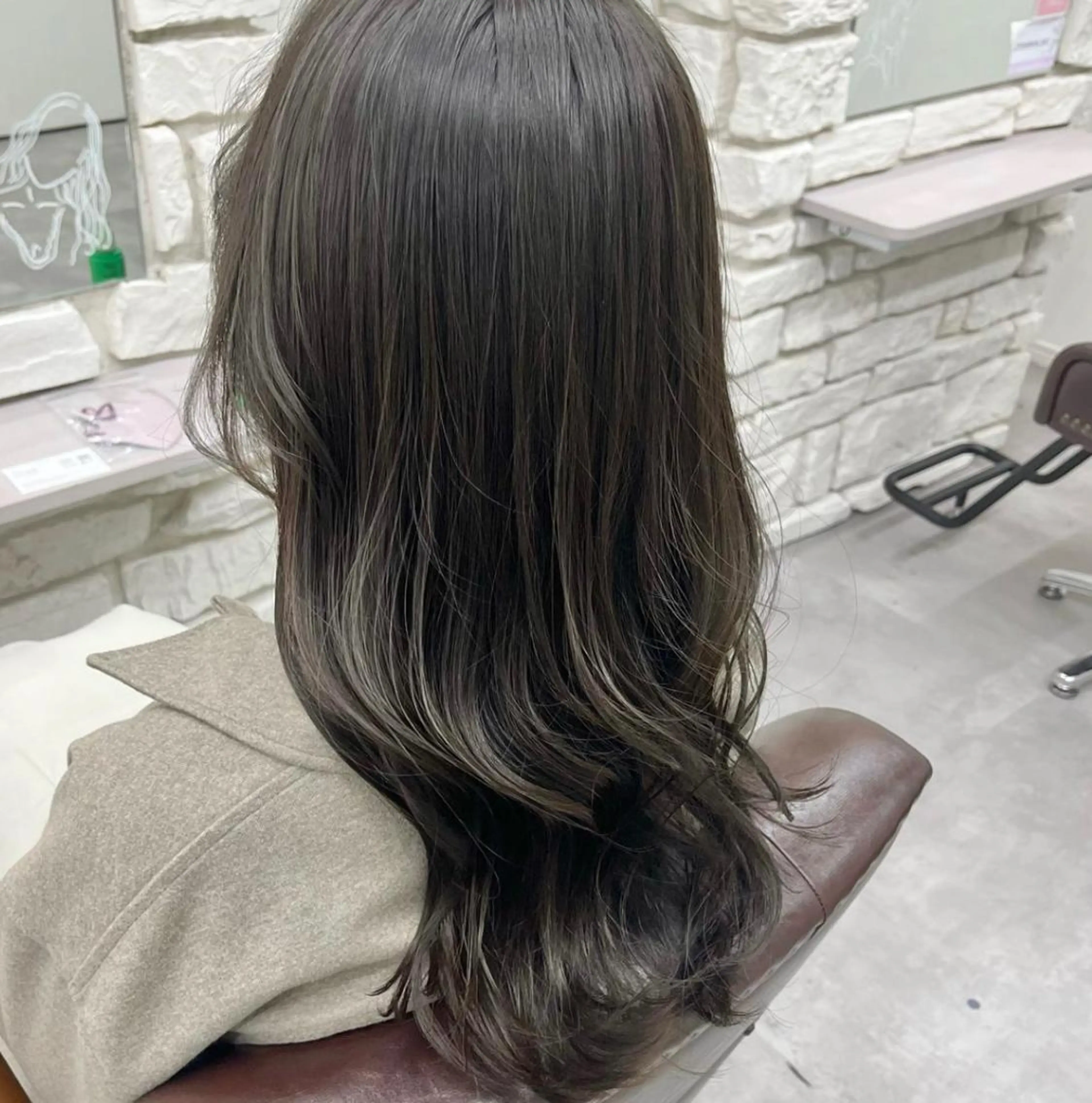 ロング カラー 透明感カラー ダークグレー カット ヘアカラー トリートメント 巻ける髪質改善で美髪 にデザイン✨/よしみのヘアスタイル