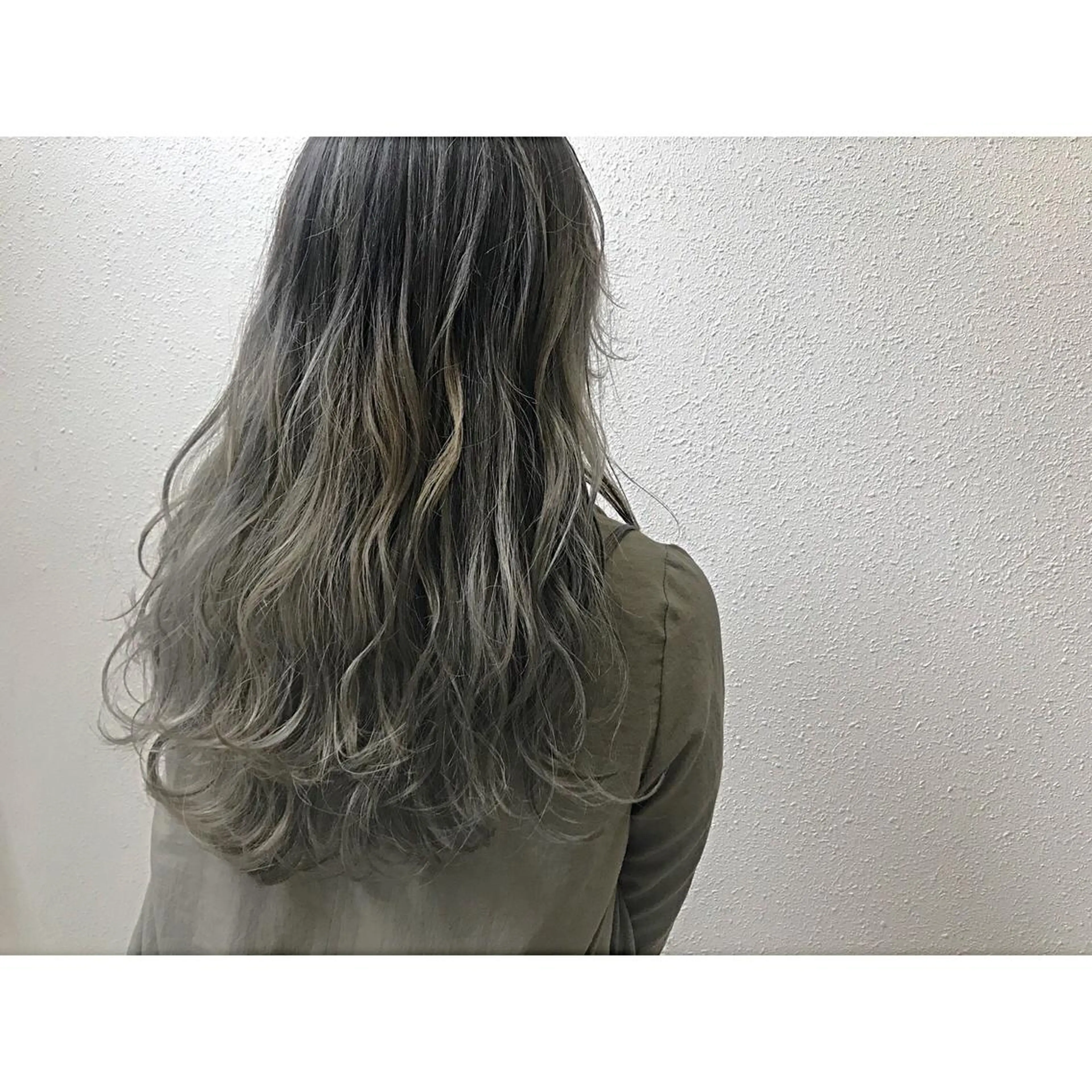ロング カラー グラデーションカラー ハイライトカラー ハイライト カット ヘアカラー トリートメント 荒木 拓也のヘアスタイル
