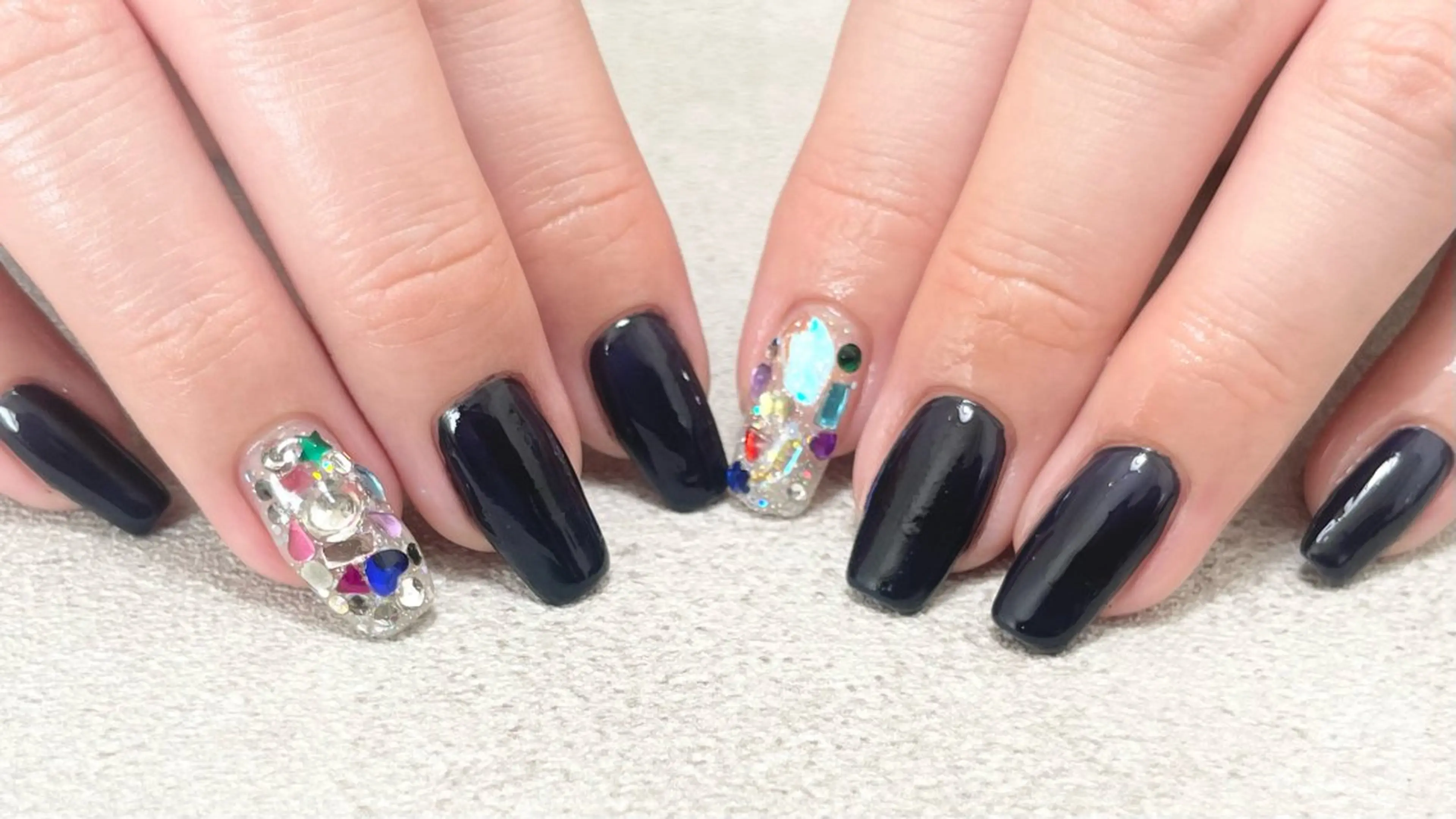 ネイル ワンカラーネイル ストーンネイル cosmic nailのネイルデザイン