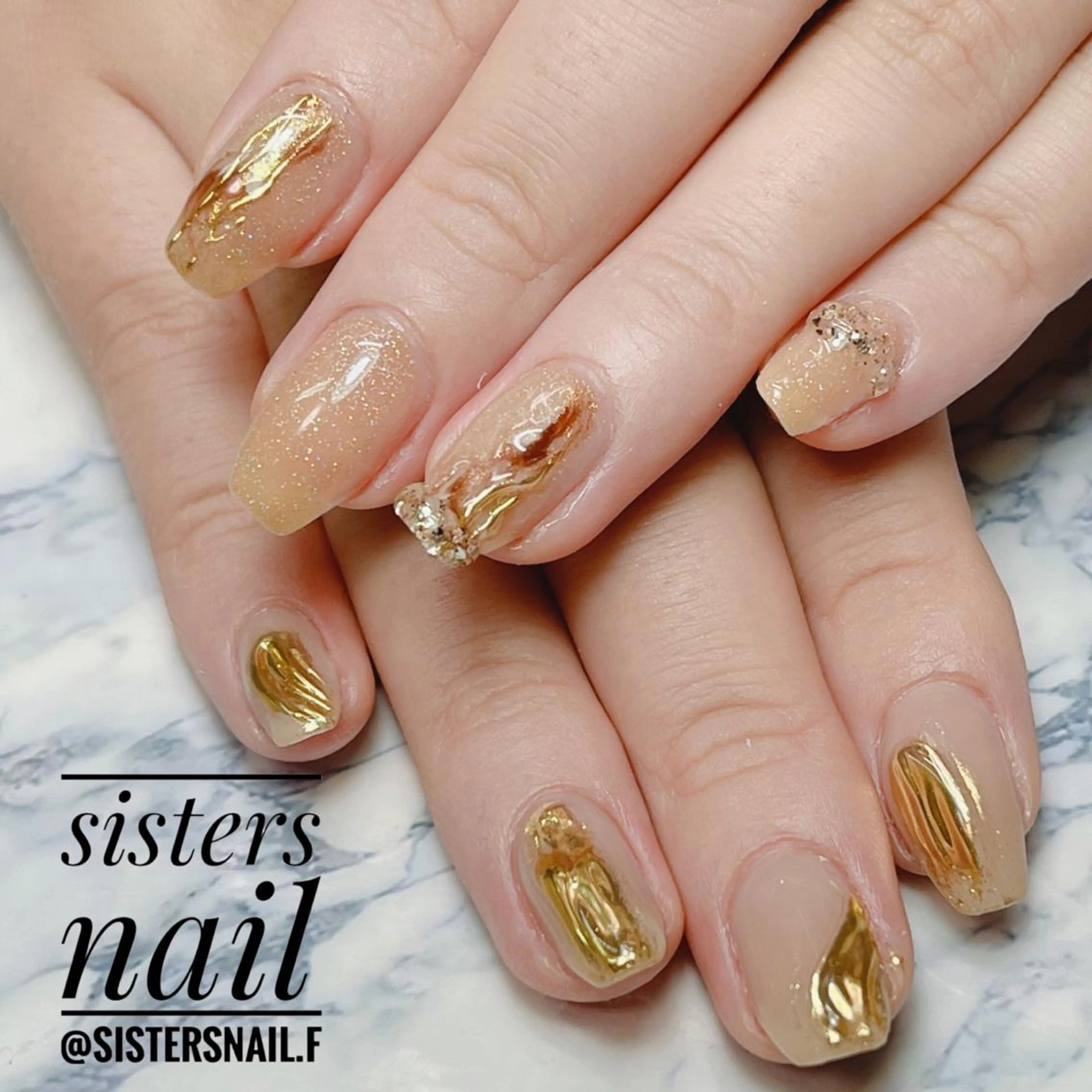 ネイル アートネイル ブラウン ゴールド キラキラネイル 大理石ネイル(マーブル) ハンドネイル ハンドケア sisters nail.fのネイルデザイン