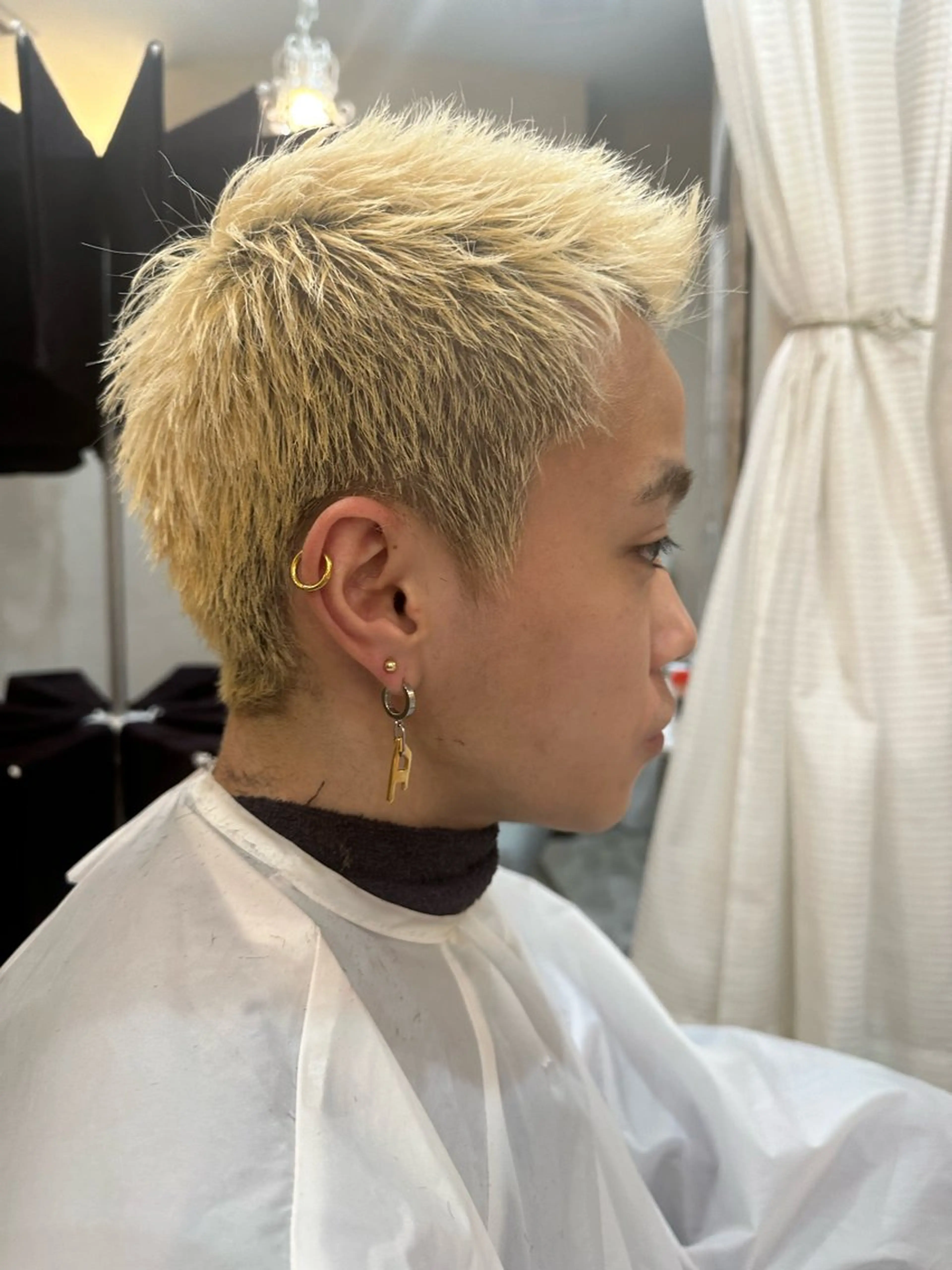 カラー メンズ メンズハイトーン メンズベリーショート ハイトーンカラー 岩永 大夢のヘアスタイル