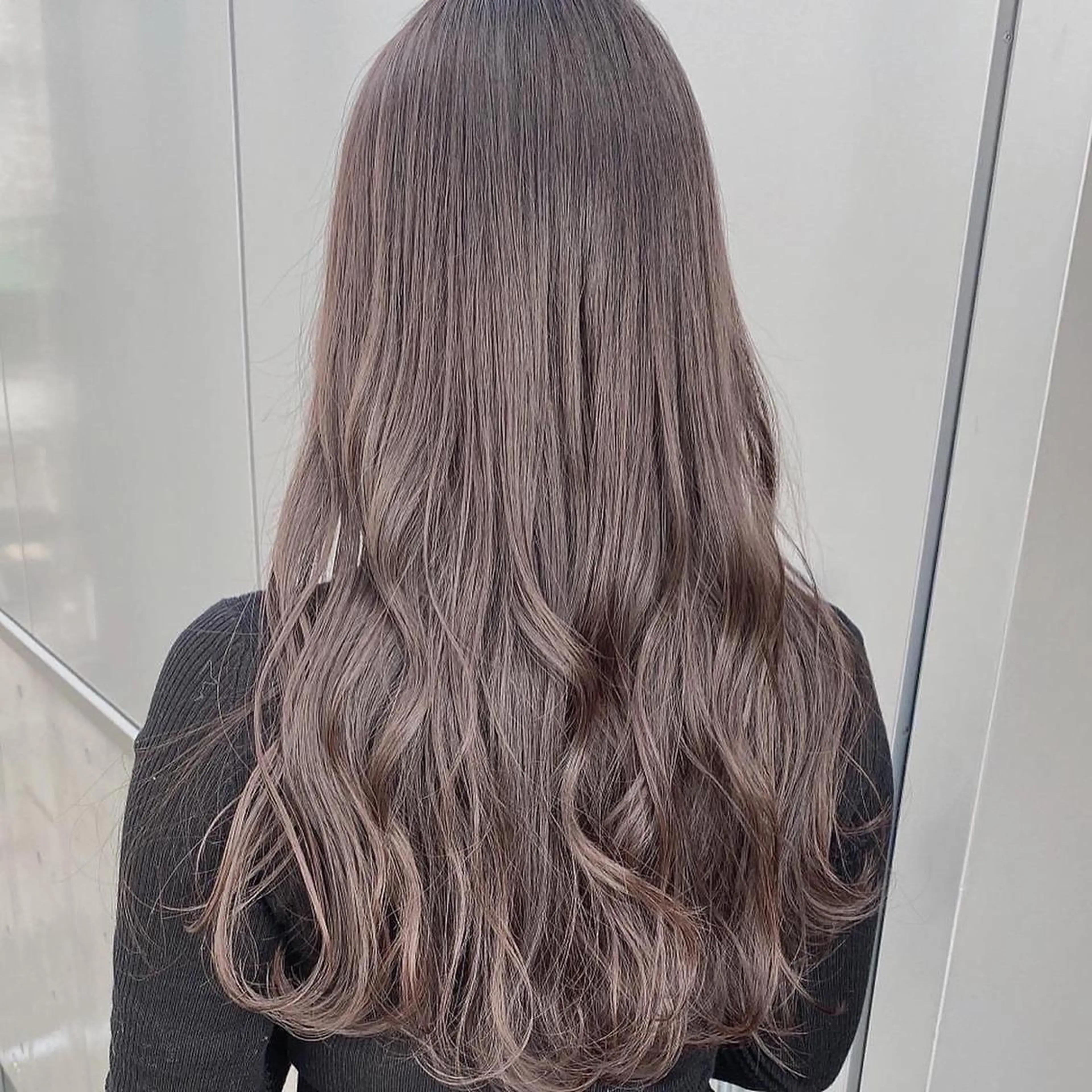 ロング カラー ヘアアレンジ ネイル マツエク・マツパ ベージュカラー ブリーチ 透明感カラー グレージュ ハイトーンカラー ヘアカラー トリートメント ヘアセット ベージュグレージュ 💕しゅーじ💕のヘアスタイル