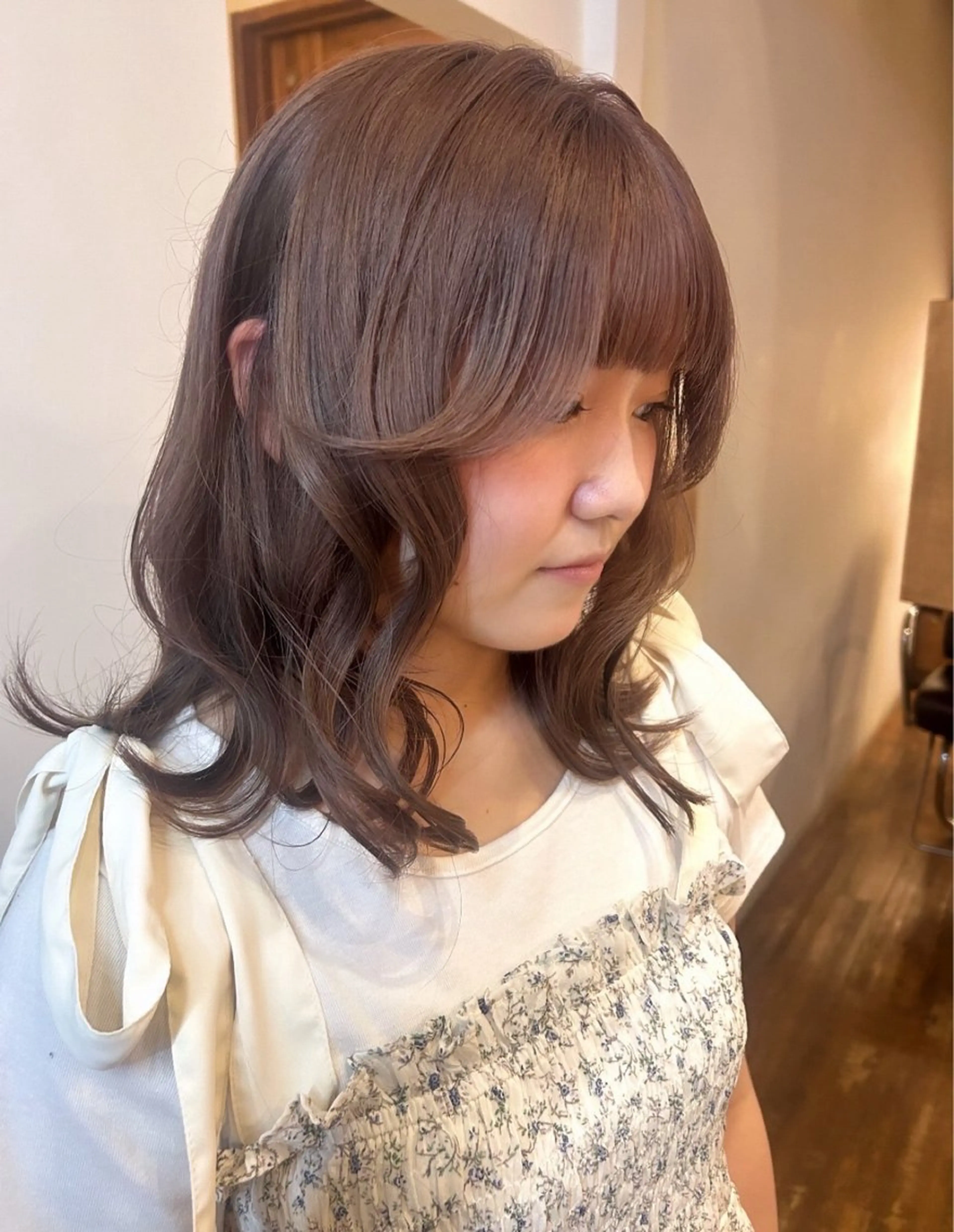 ミディアム nacoハイトーン ベージュ🤍のヘアスタイル