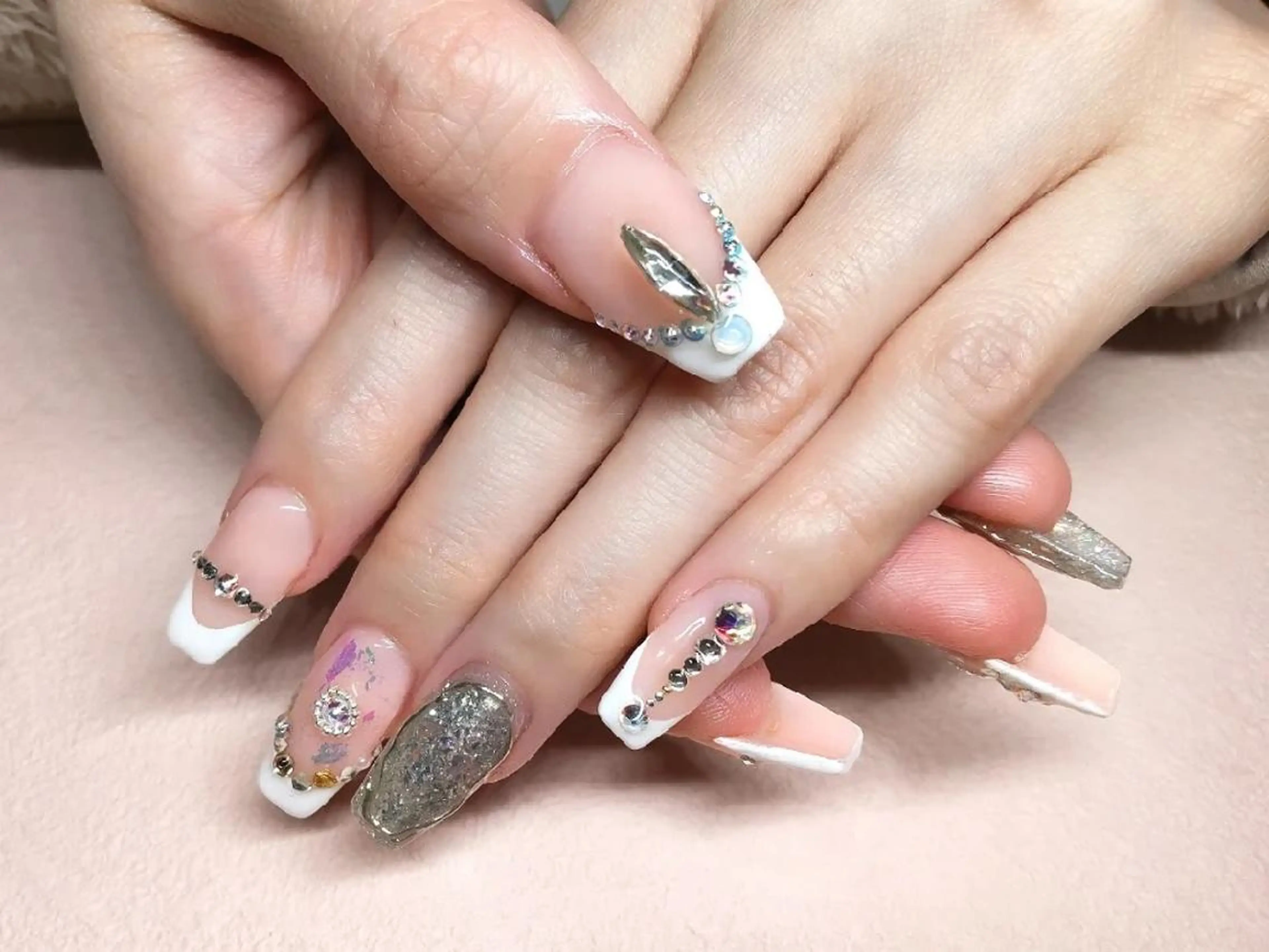 セミロング ネイル 長さ出し フレンチネイル ジェルネイル キラキラネイル ニュアンスネイル ハンドネイル T&A nailのネイルデザイン