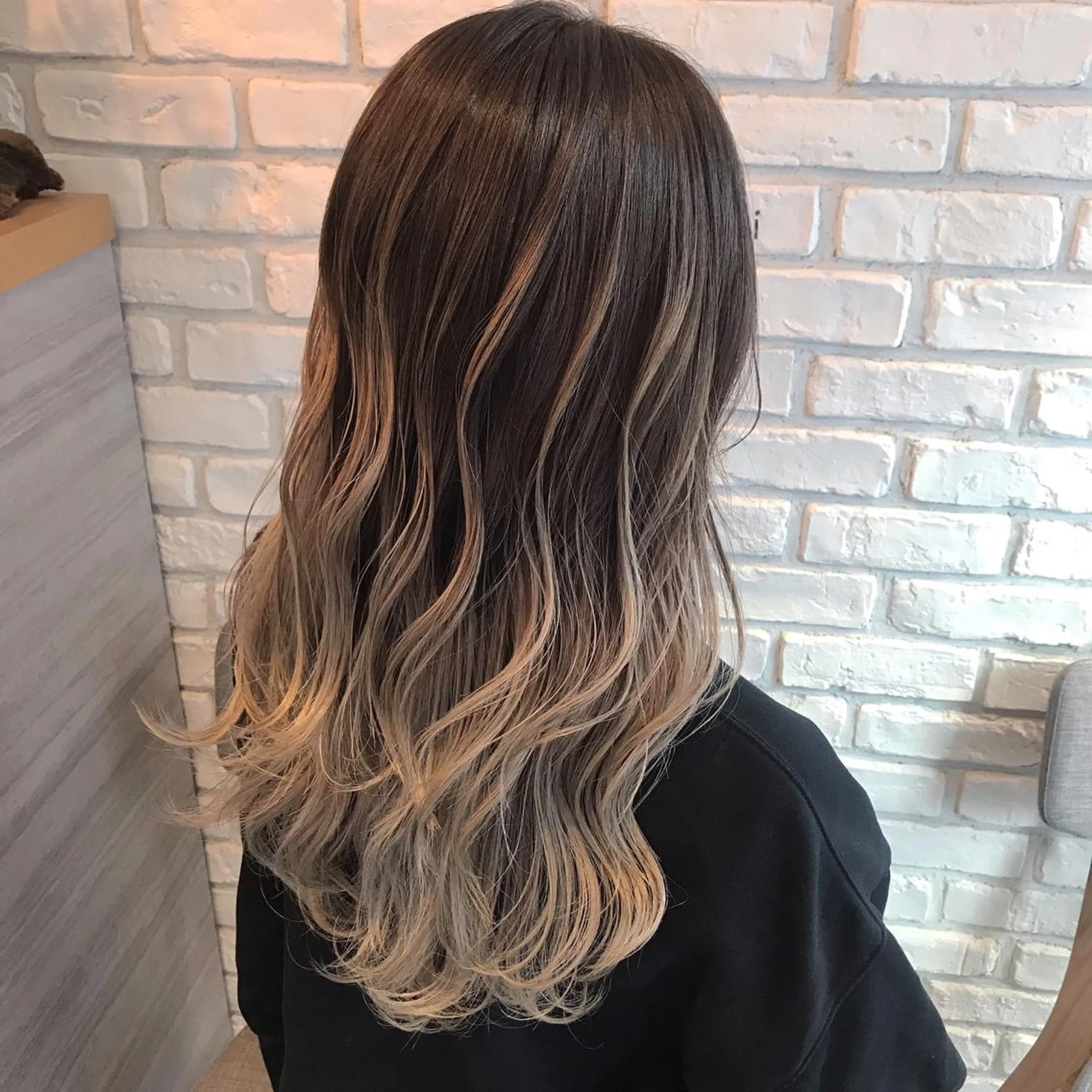 ロング カラー ヘアアレンジ 対馬 粘音のヘアスタイル