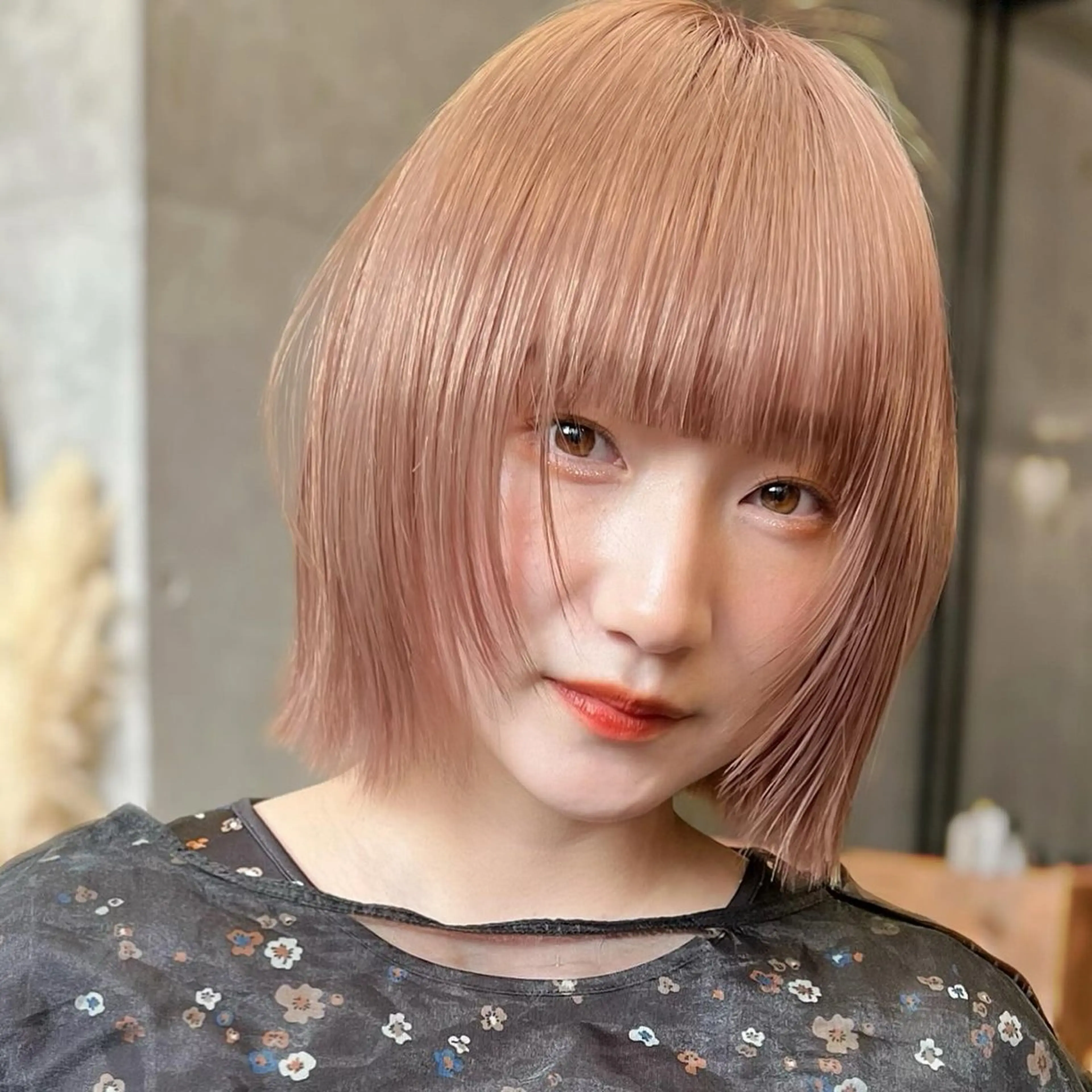 ショート カラー ベージュカラー ブリーチ ミルクティーベージュ ボブ 顔まわりレイヤー 泉愛美/銀座美容師 /暖色カラー/ボブのヘアスタイル