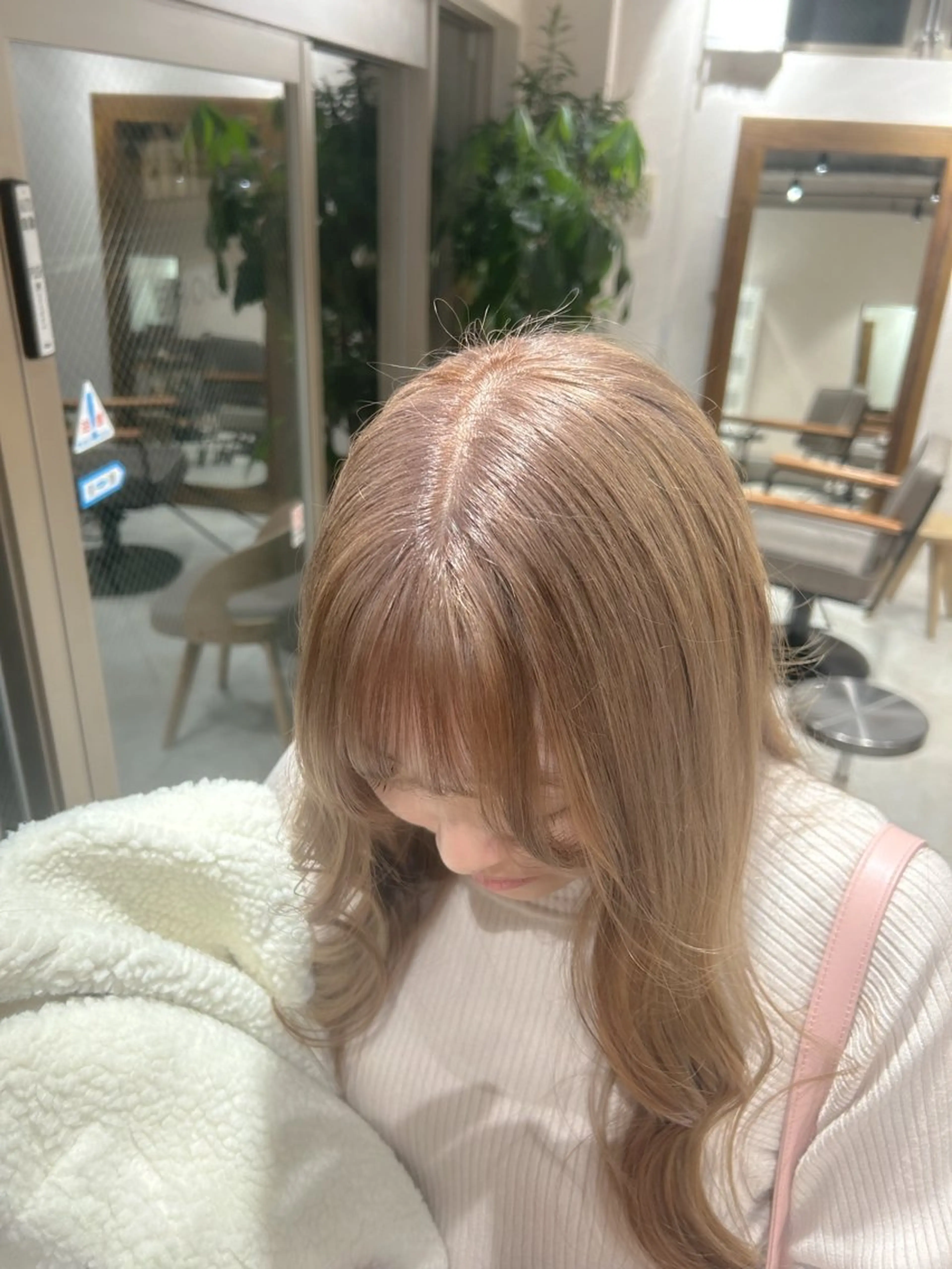 セミロング カラー ベージュカラー ブリーチ ケアブリーチ ミルクティーベージュ 🎀レイヤー・艶カラ ー🎀YUMEKAのヘアスタイル