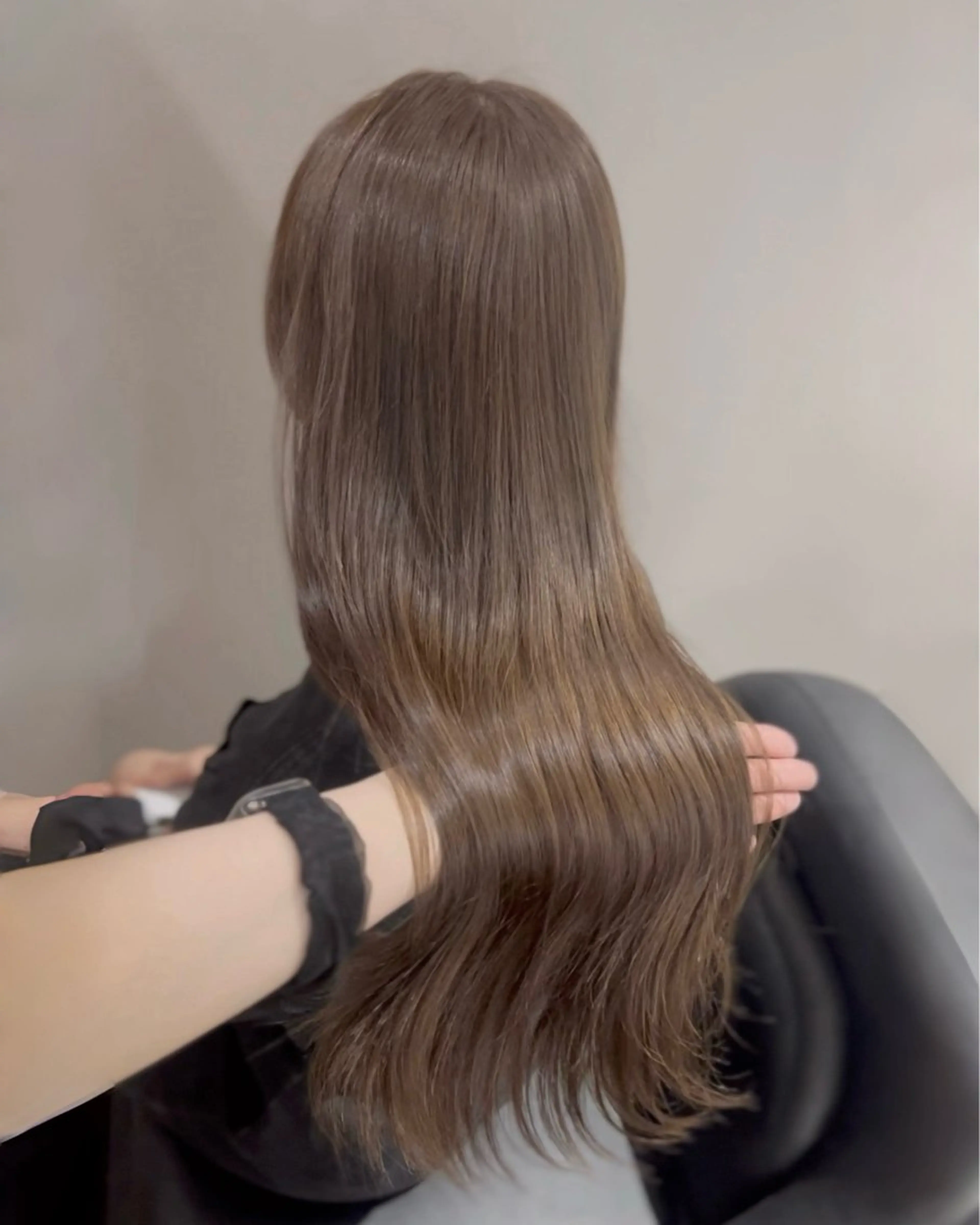 ロング カラー パーマ アッシュ アッシュグレー アッシュグレージュ ベージュカラー ブリーチ カット ヘアカラー トリートメント akira｜ 透明感ベージュ｜梅田のヘアスタイル
