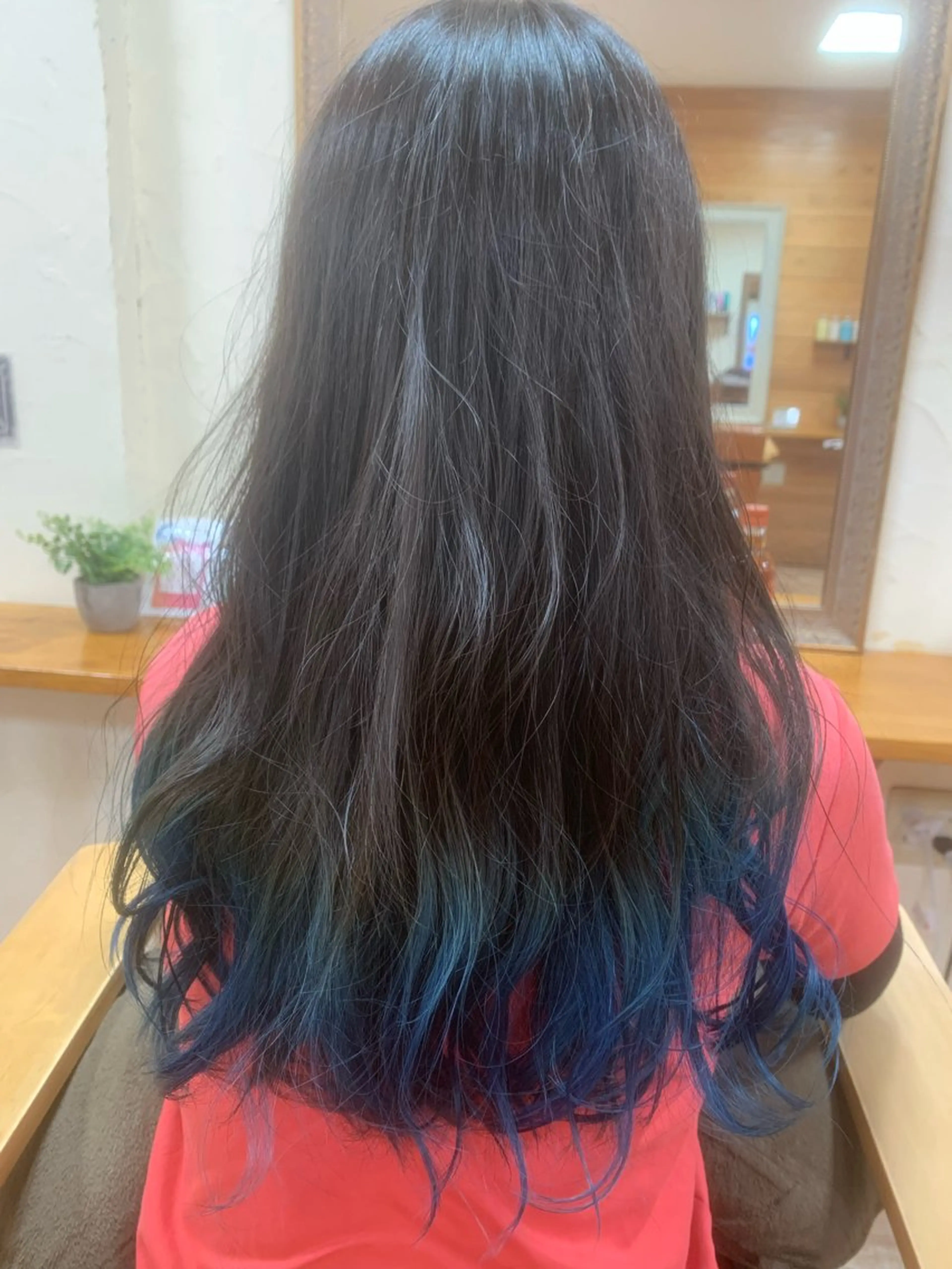 カラー ブリーチ ブルーカラー グラデーションカラー 瀧 葉月のヘアスタイル