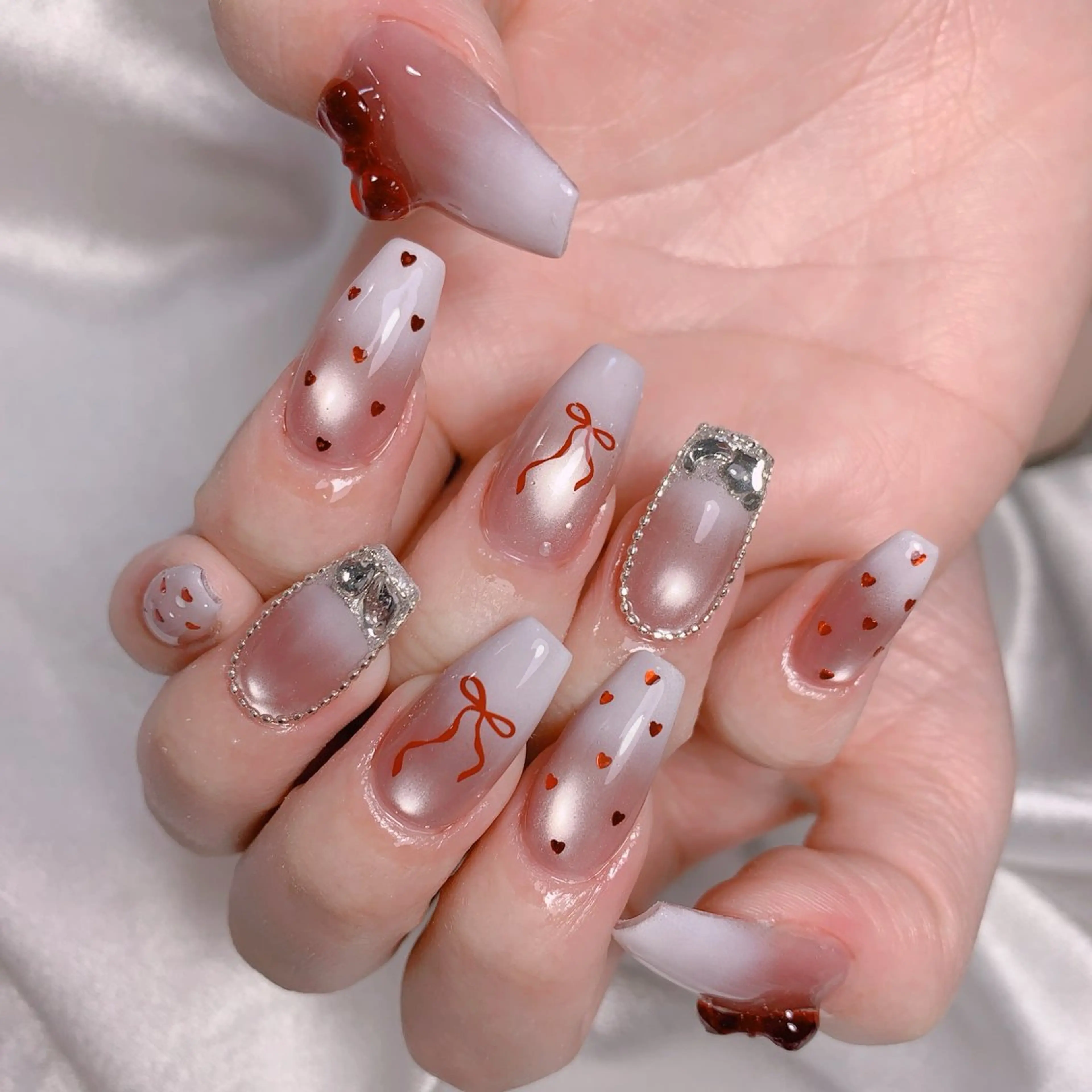 ネイル ブルー チークネイル フレンチネイル ハート ホログラムネイル ハンドネイル インフィニティ ネイルサロンのネイルデザイン