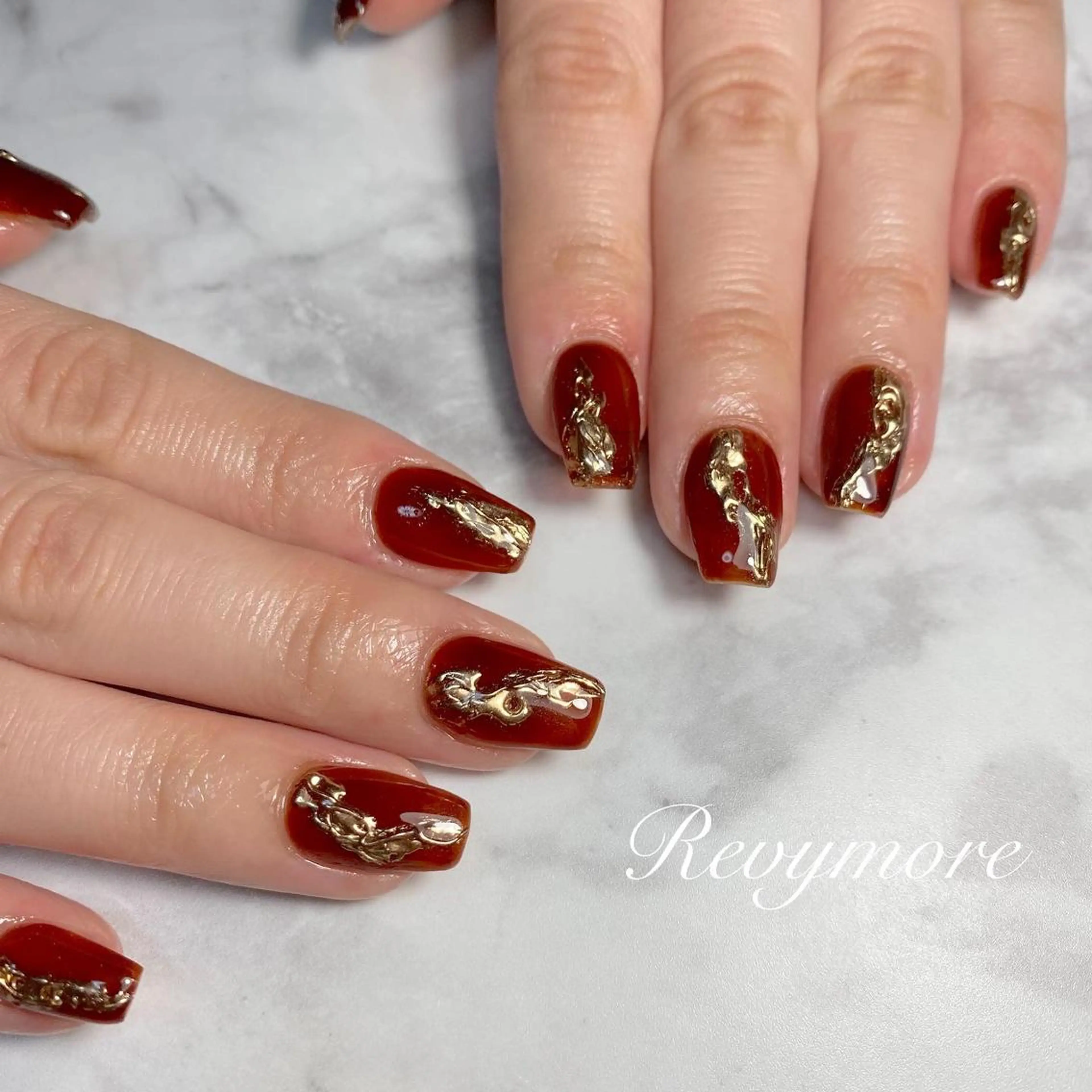 ミディアム ネイル 韓国風ヘア アートネイル ジェルネイル キラキラネイル 韓国ネイル nail salon Revymoreのネイルデザイン