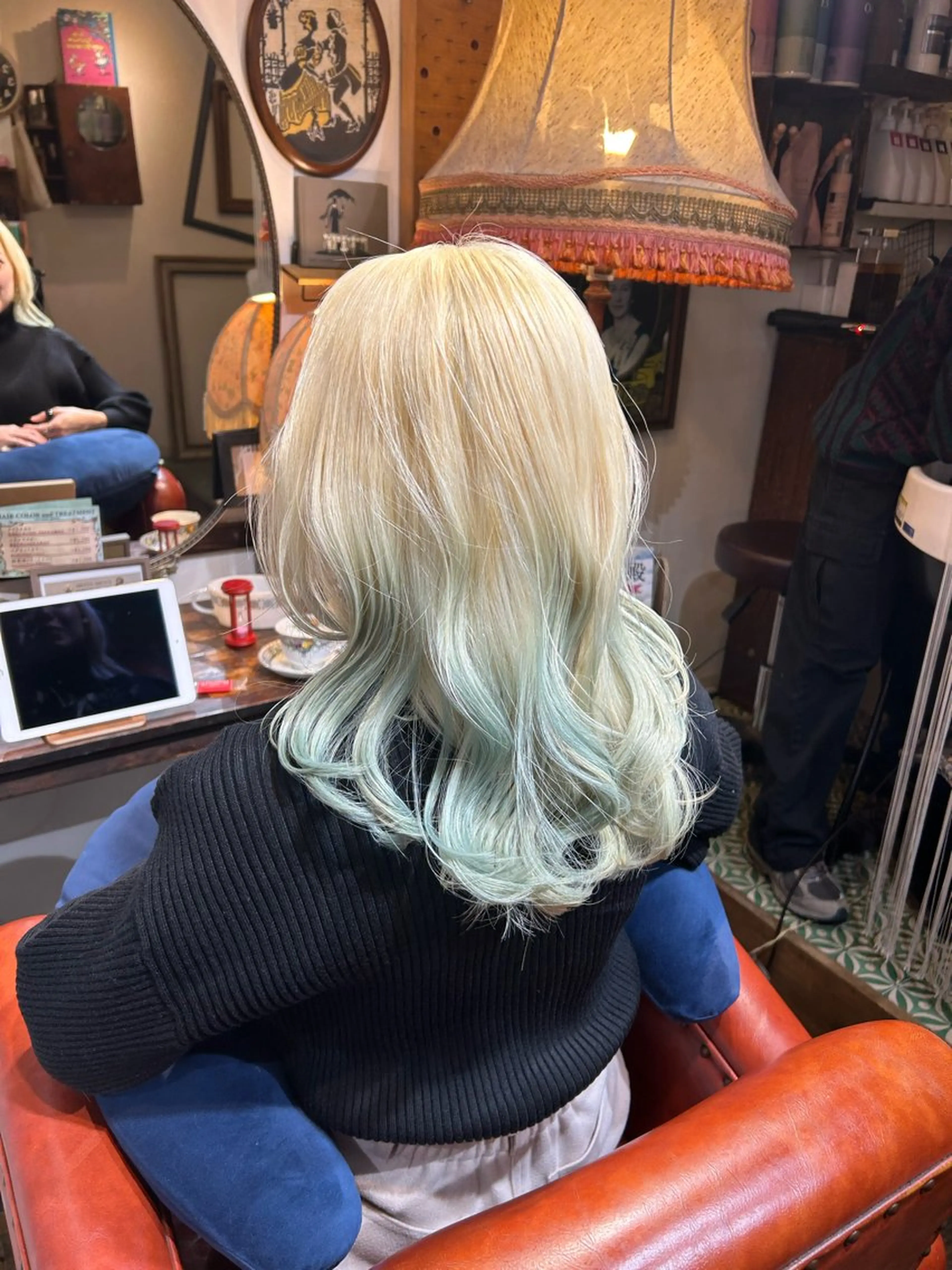 ミディアム カラー ブリーチ 抜きっぱなしブロンド ブロンド トリートメント ヘアカラー BRITS 渡辺 菜々子のヘアスタイル