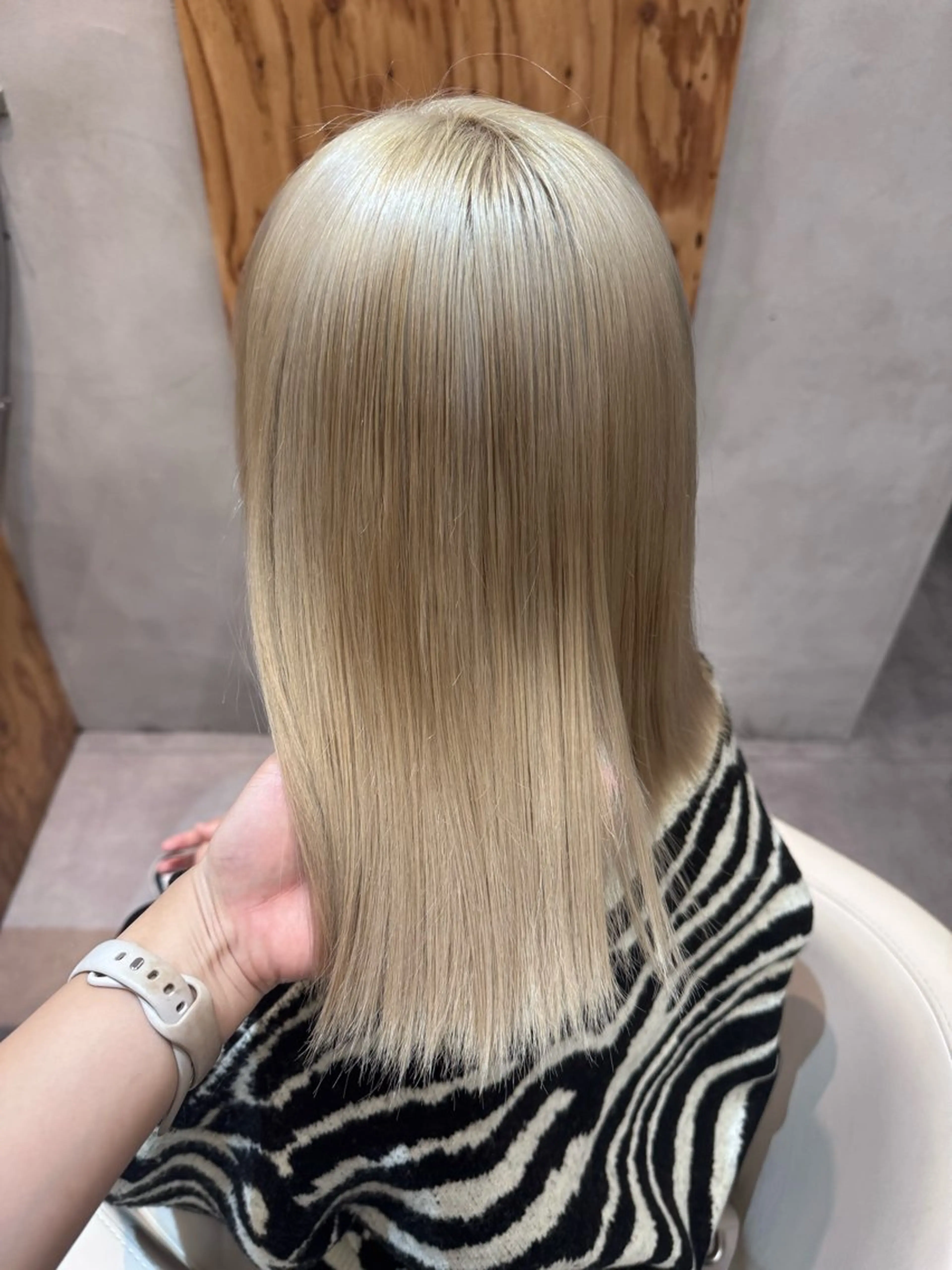 ミディアム カラー ブリーチ ブロンド ハイトーンカラー ハイトーン縮毛/縮毛 なーな🎀🤍のヘアスタイル