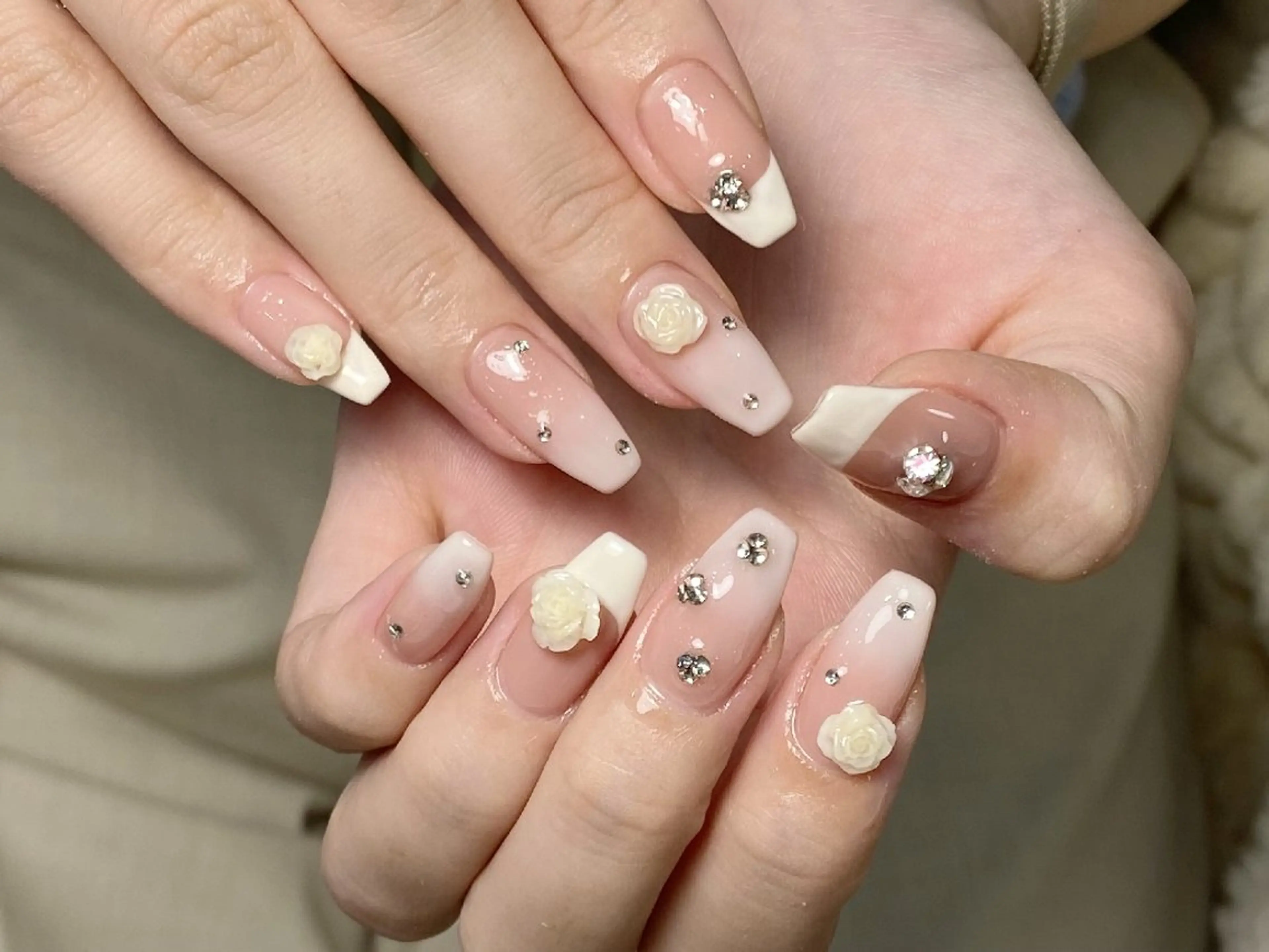 ネイル チークネイル フレンチネイル ジェルネイル ガーリー キラキラネイル ハンドネイル UM Nail Salonのネイルデザイン