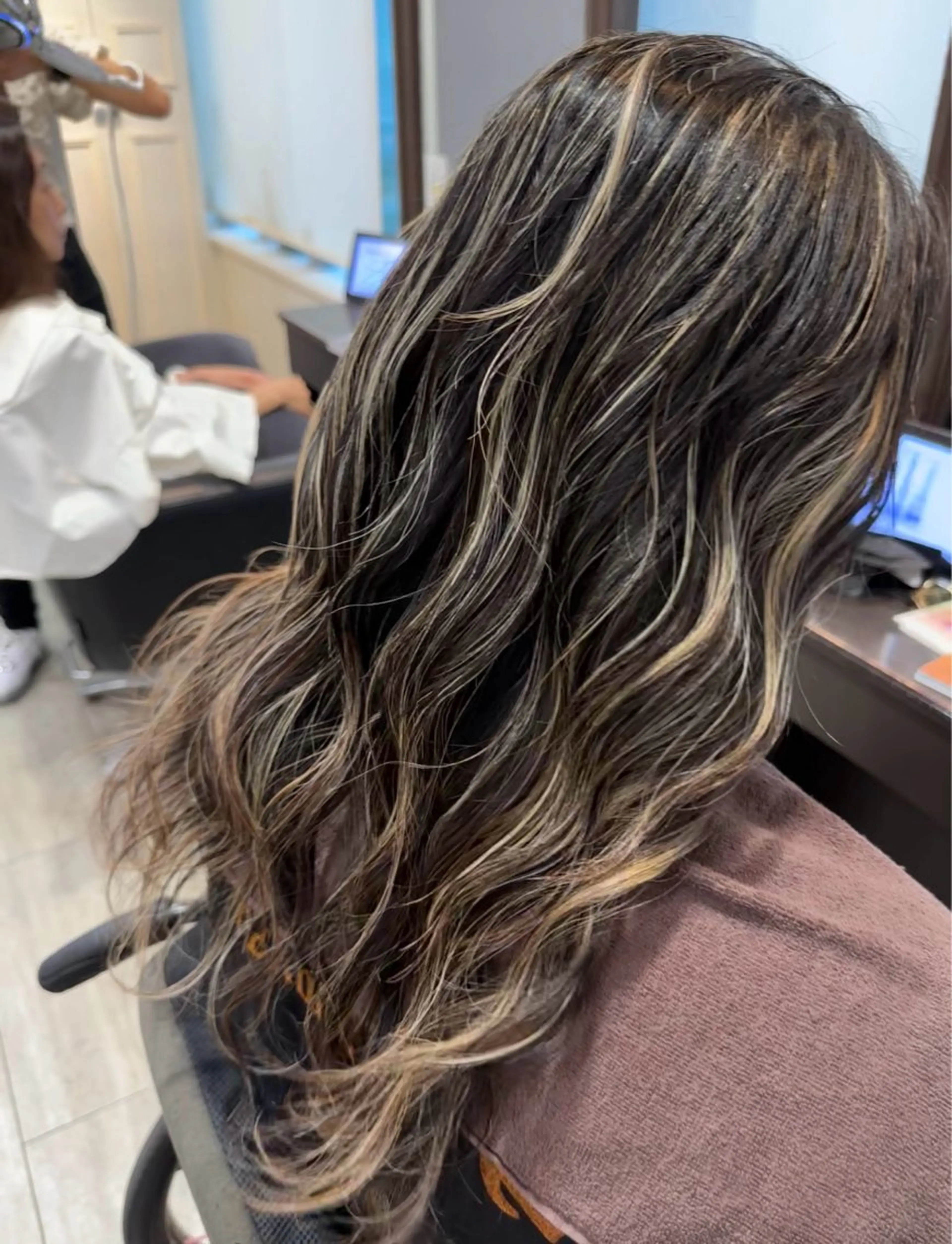 ロング カラー アッシュ バレイヤージュ グラデーションカラー ハイライトカラー ハイトーンカラー 楠奥 結衣のヘアスタイル