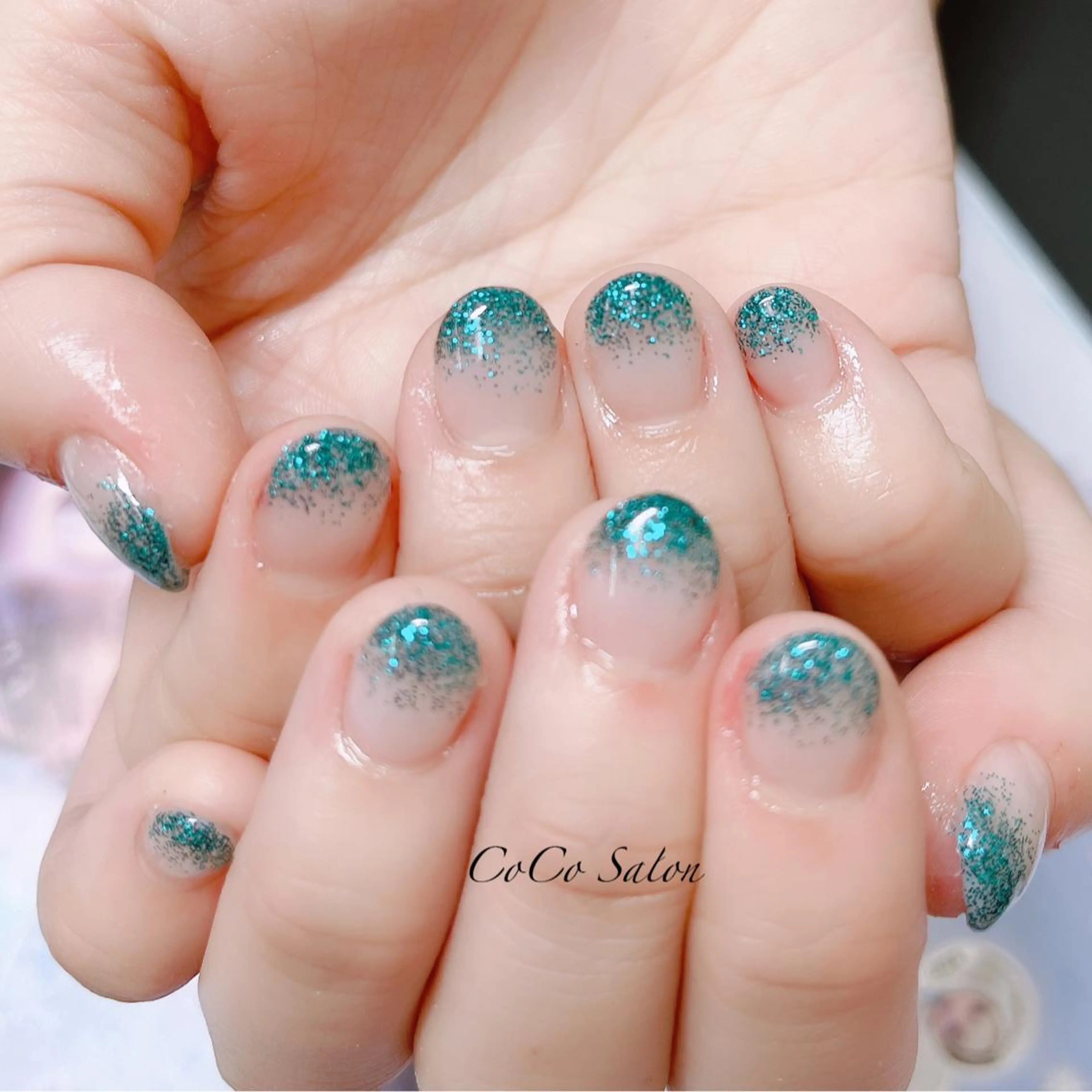 ネイル 長さ出し ジェルネイル グラデーション グリーン キラキラネイル ハンドネイル CoCoSalon ネイル/まつ毛予約のネイルデザイン