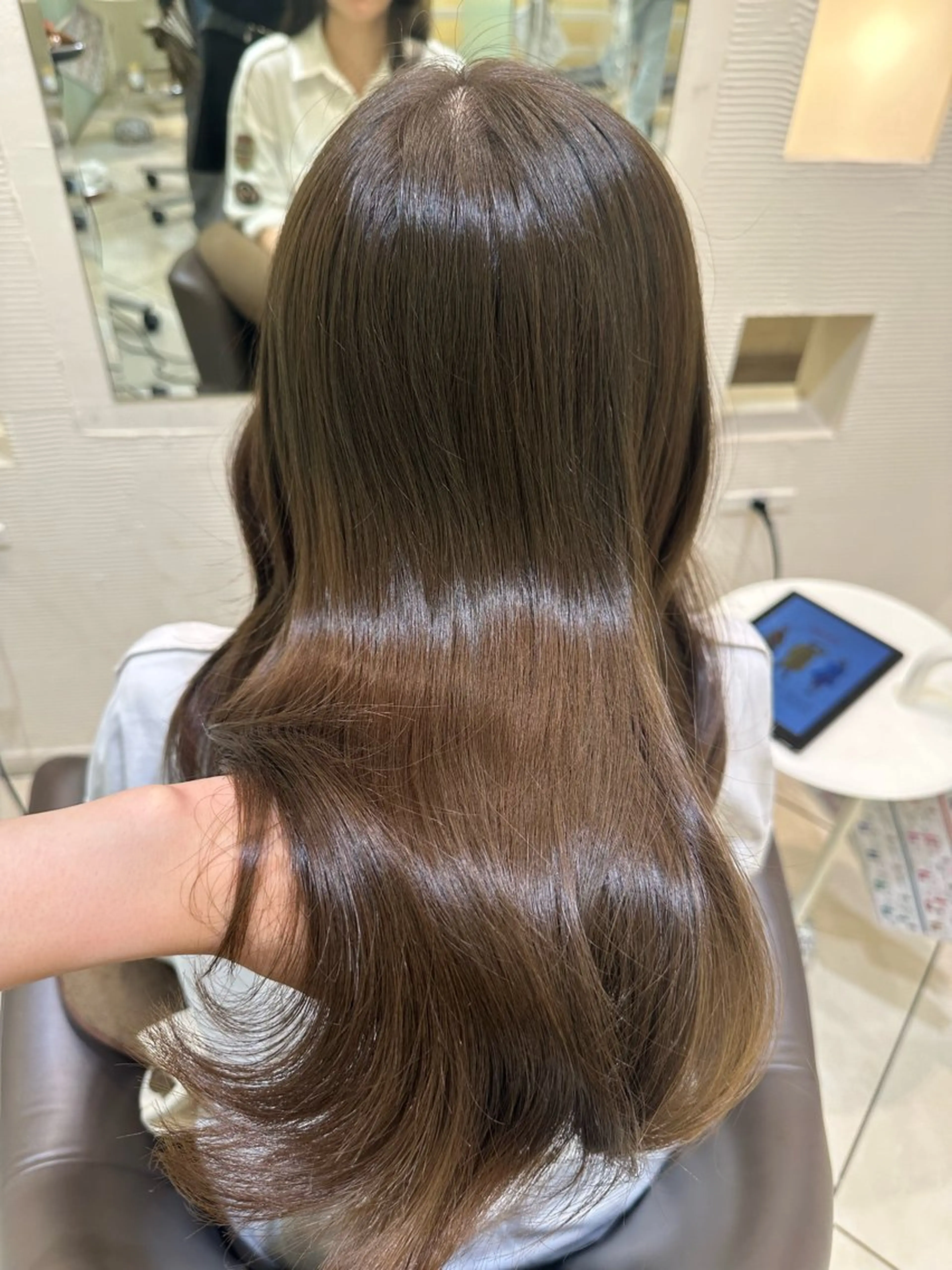 ロング カラー ベージュカラー オリーブベージュ 銀座レイヤーカット ×シースルー前髪のヘアスタイル