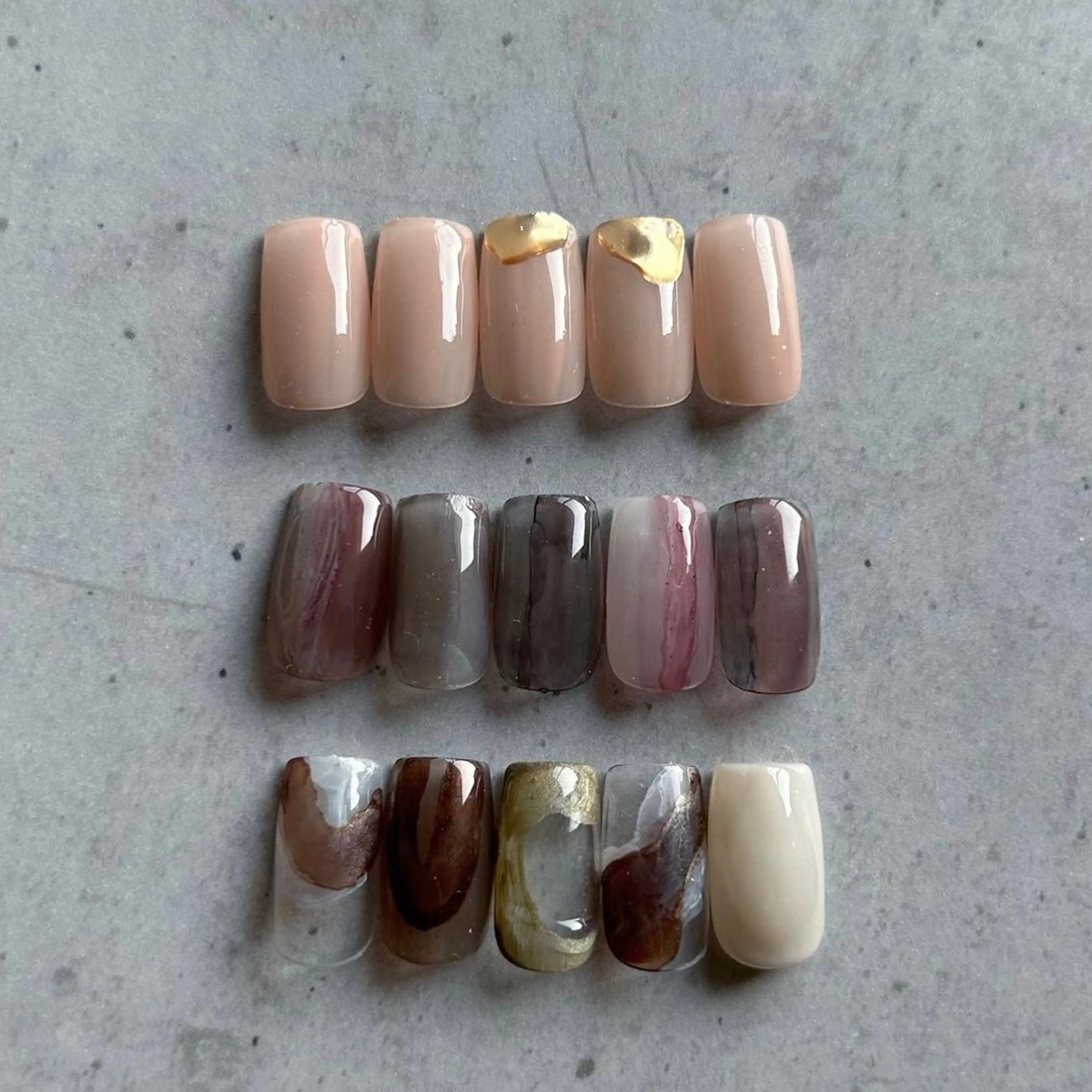 ネイル ブラウン カジュアル ゴールド ミラーネイル ニュアンスネイル ハンドネイル ハンドケア lyly.nail所属・lylynail YUUKAのネイルデザイン